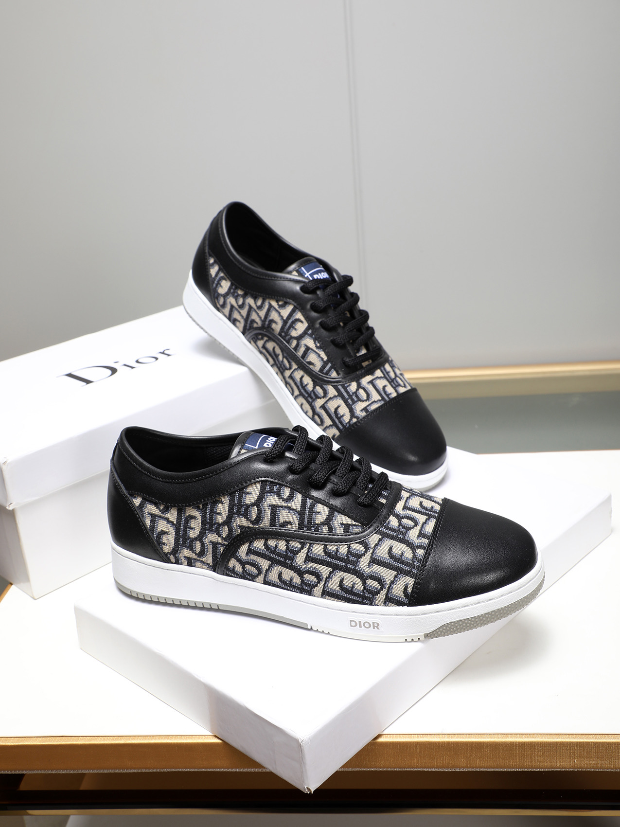 Dior Men's Leather and Oblique Canvas Low-Top Sneakers - Stylish & Comfortable 5 i1741683278673 1397 0 3