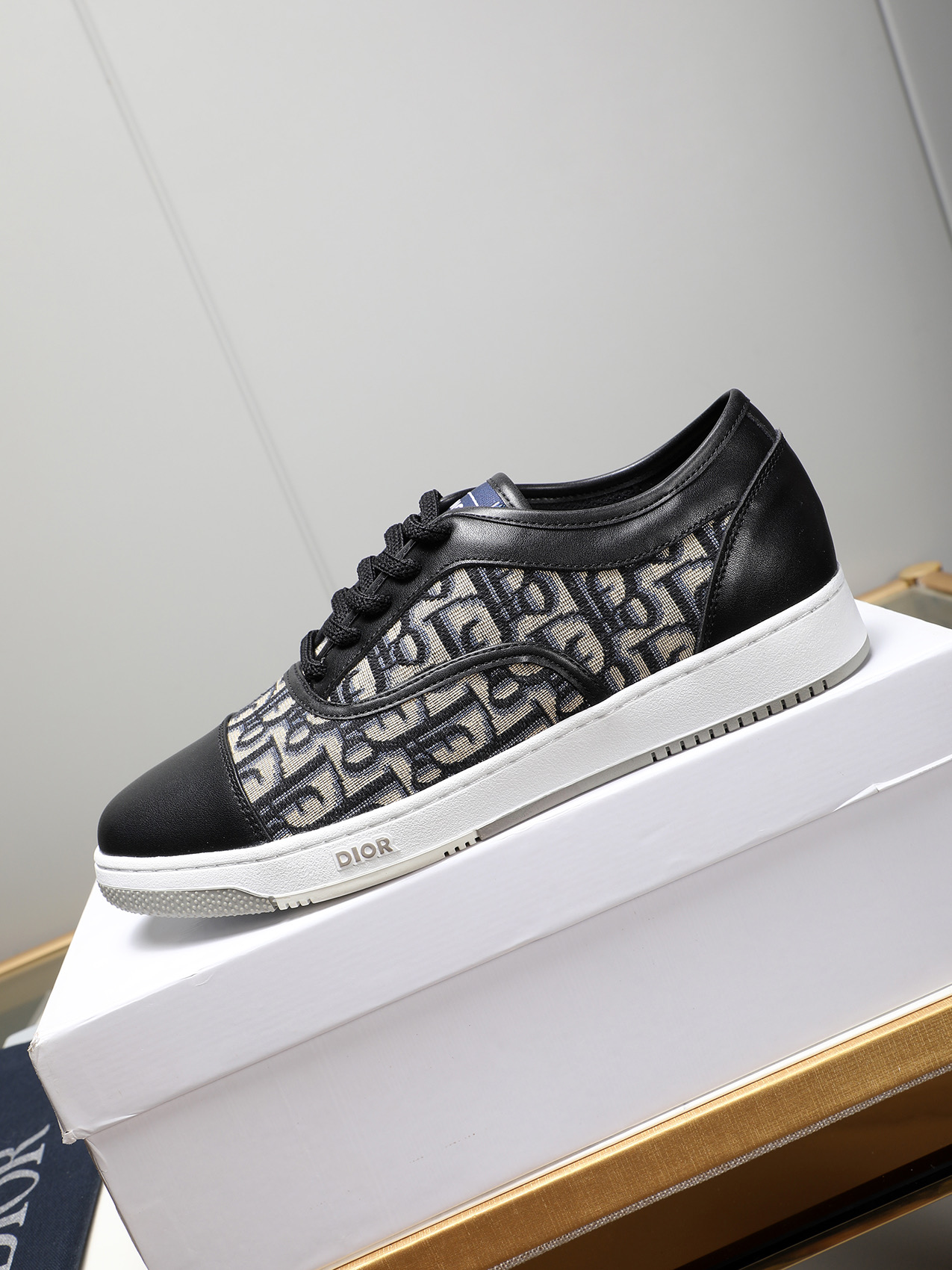 Dior Men's Leather and Oblique Canvas Low-Top Sneakers - Stylish & Comfortable 6 i1741683278673 2175 0 4