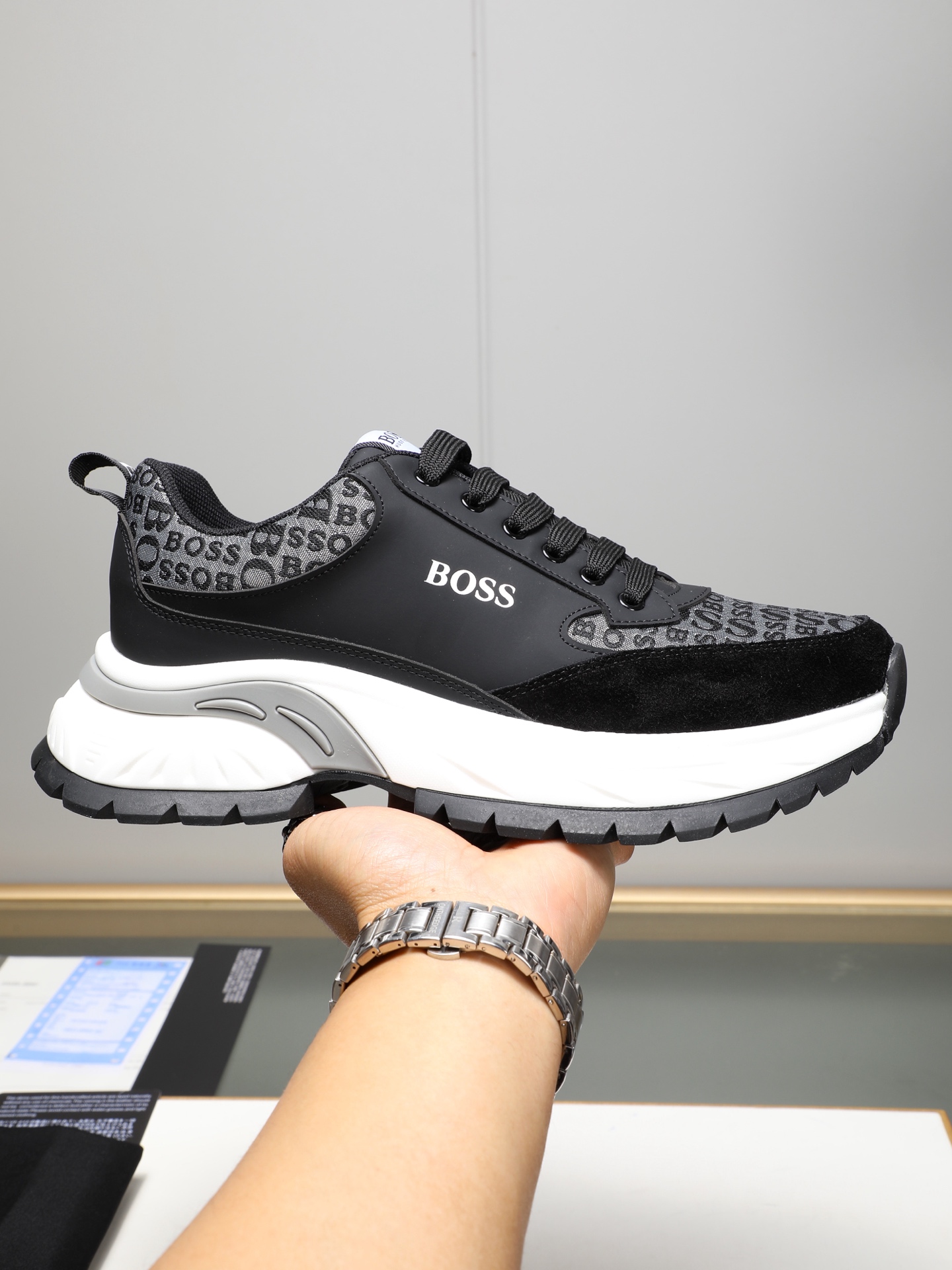 NO:273661,P BOSS has a novel and fashionable style, and the upper is made of imported cowhide mesh!  Ultra-light and ultra-wear-resistant foaming sole!  High-end, elegant and upscale!  It makes people shine!  !  Soft, comfortable and breathable on the feet!  Size38-44 (45 customization), cowhide19860909P BOSS款式新颖时尚,鞋面采用进口牛皮网面网里！超轻超耐磨发泡大底！高端大气上档次！让人眼前一亮！！上脚柔软舒适透气！Size38-44（45定制）,,cowhide,Men's shoes