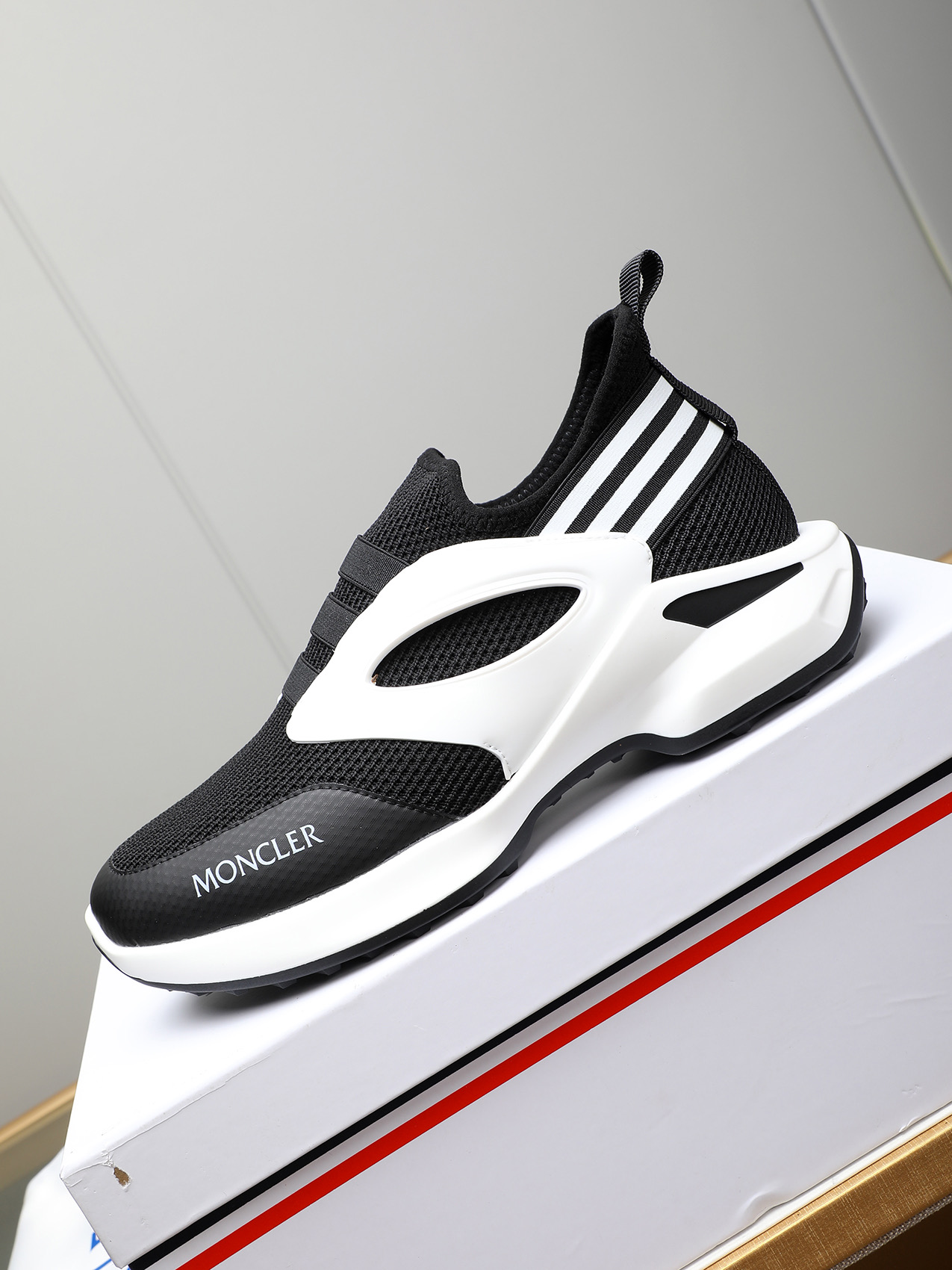 Moncler Men's Outdoor Lace-Up Sneakers: Comfortable, Non-Slip, Stylish 7 i1741856491173 2984 0 5