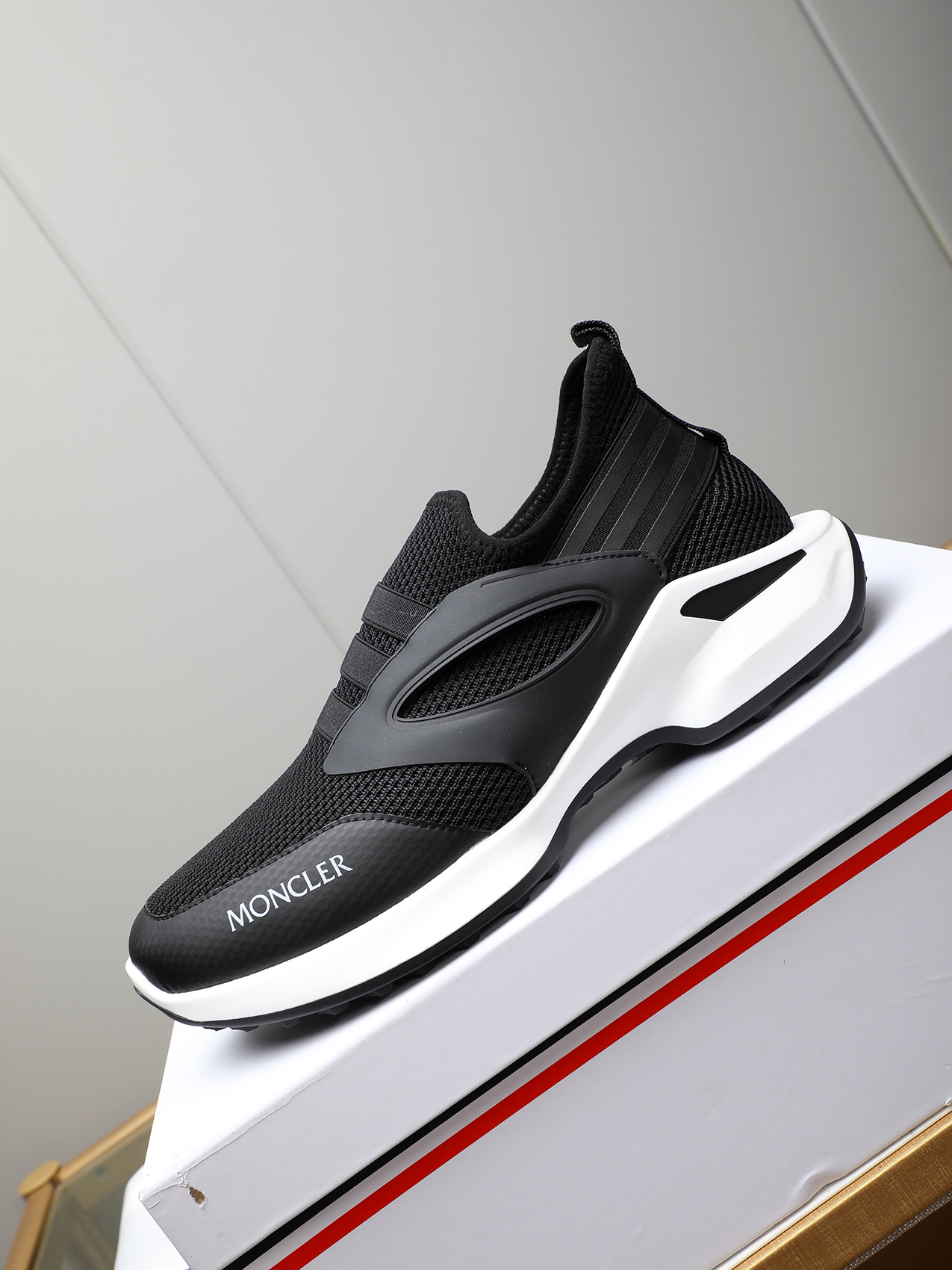 Moncler Men's Outdoor Lace-Up Sneakers: Comfortable, Slip-Resistant, Stylish 7 i1741856655341 10 0 5