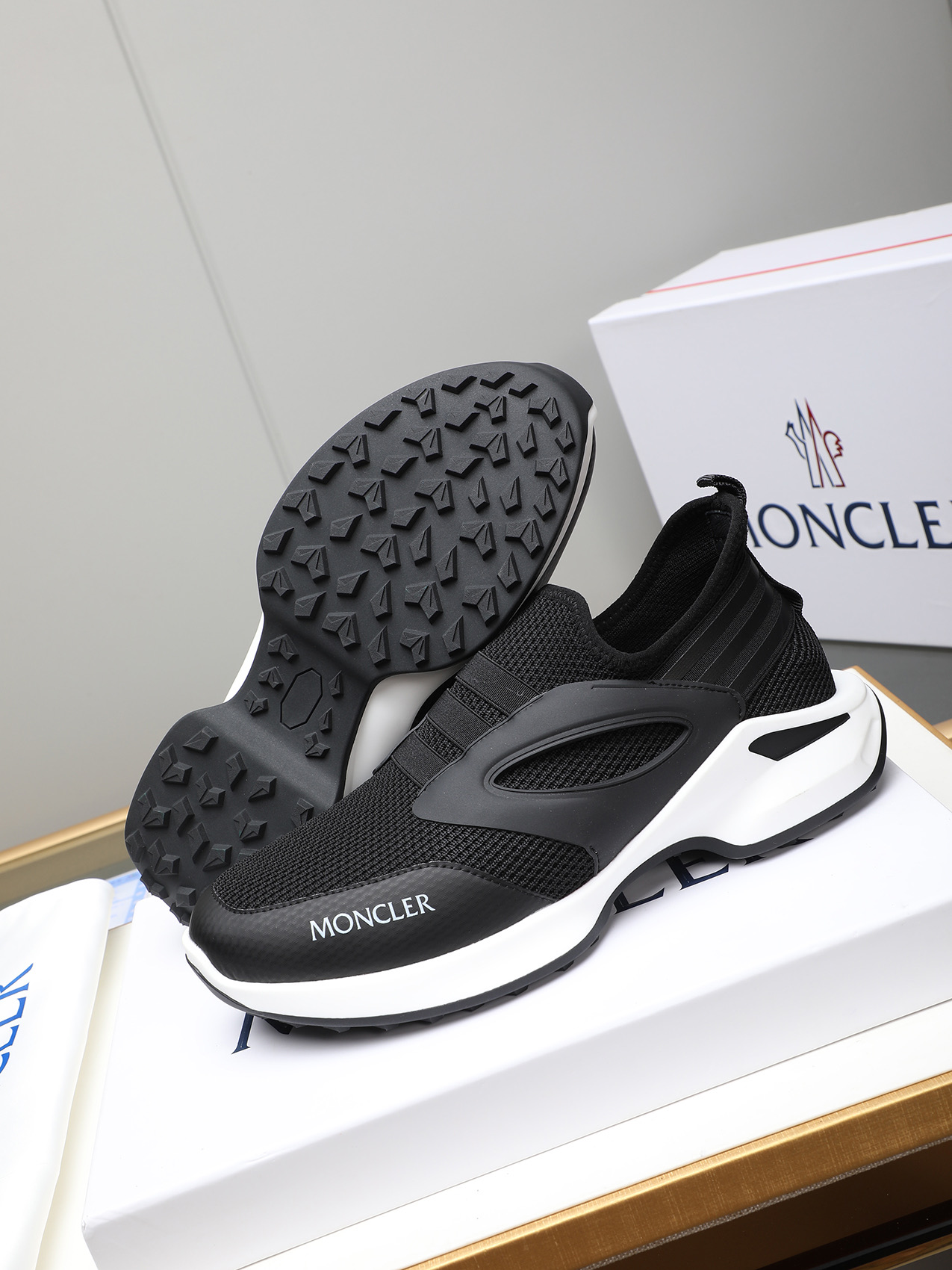 Moncler Men's Outdoor Lace-Up Sneakers: Comfortable, Slip-Resistant, Stylish 4 i1741856655832 3625 0 2