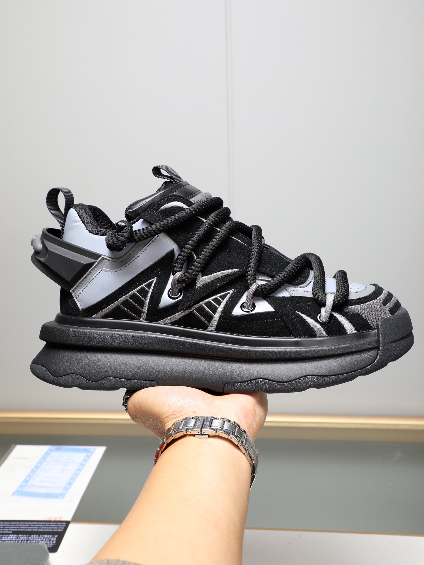 NO:273677,P【AMIRI ~ Emil】2025 Spring and Summer Series new casual shoes with a large tongue and cross-line design are very special!  Cowhide is spliced ​​with breathable mesh with various materials, and thickened and large foam-resistant large sole, which looks good if you wear it!  He is good-looking, retro and handsome!  Size:39-44 (38, 45, 46 customized), amiri, cowhide19860909P【AMIRI～埃米尔】2025春夏系列新款休闲鞋鞋面大舌头和交叉鞋绳设计非常特别！牛皮多种材料拼接透气网里,加厚超大的发泡耐大底,谁穿谁好看！颜值担当,上脚复古又帅气！ Size:39-44（38、45、46定做）,,amiri,cowhide,Men's shoes