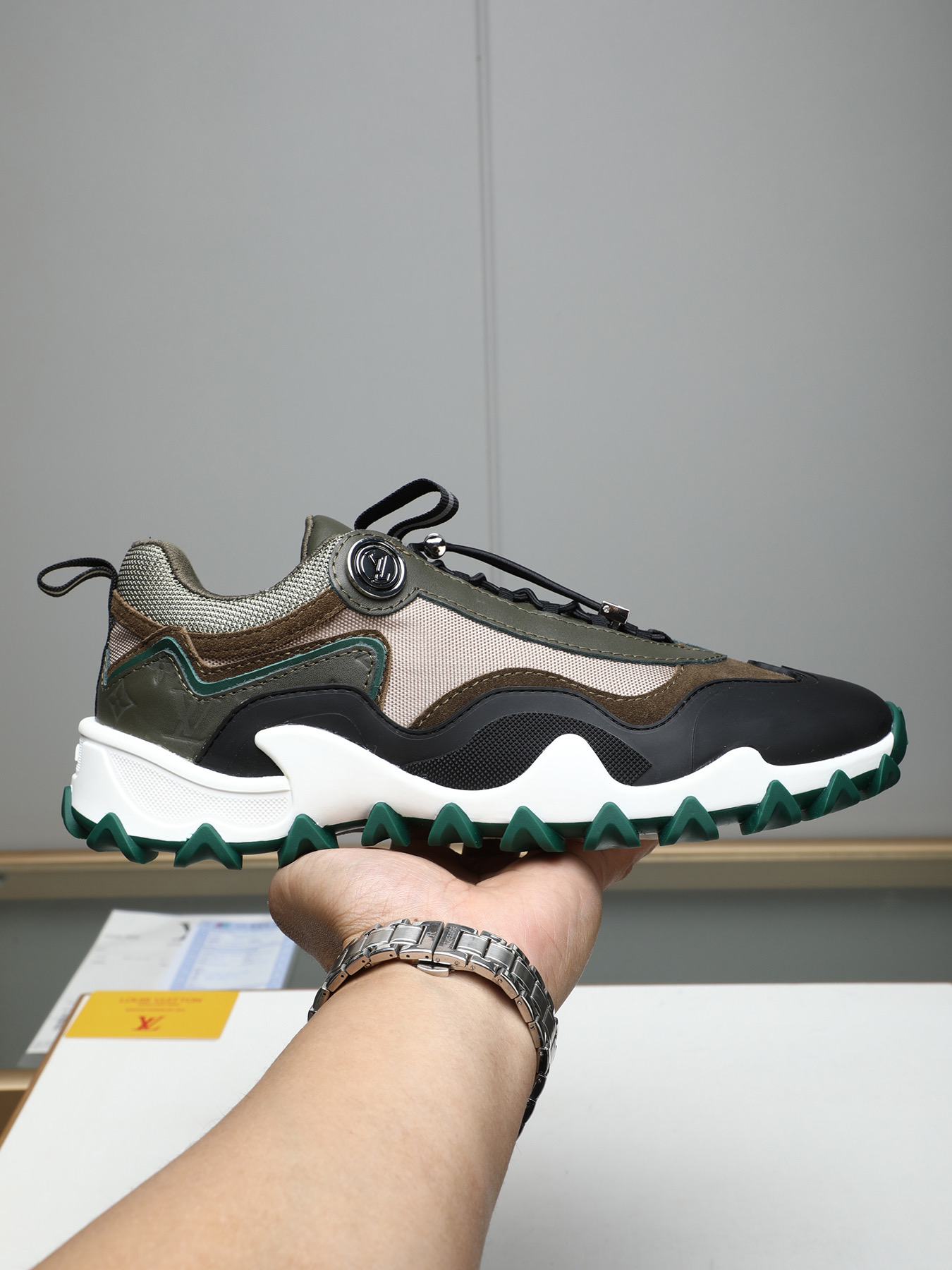 NO:274526,P LV Louis Vuitton L Home Donkey RUSH Series Outdoor Casual Sports Shoes Jogging Shoes, Original Purchase and Development Make Products This LV Rush Sports Shoes incorporate metal elements into the technology grid, highlighting the sporty aesthetics and inspiration of off-road sports shoes. Elastic shoelaces and metal lassoon buckles are easy to put on and off, rubber Monogram pattern and LV Circle logos are on the side, original customized imported technology fabrics are imported breathable mesh, anti-slip TPU sole, high-quality single product!  Size40-44 (45.46 custom made), louis vuitton,louis vuitton,louis vuitton,louis vuitton,louis vuitton,sneakers19860909P LV路易威登L家 驴牌 RUSH 系列 户外 休闲 运动鞋 慢跑鞋,原版购入开发 做货 本款 LV Rush 运动鞋为科技网格融入金属元素,彰显运动美学和越野运动鞋的灵感启发.弹力鞋带和金属套索扣方便穿脱,橡胶 Monogram 图案和 LV Circle 标识栖身侧面,原版定制进口科技面料进口透气网里,防滑TPU大底,高品质单品！ Size40-44（45.46定做）,,louis vuitton,louis vuitton,louis vuitton,louis vuitton,sneakers,Men's shoes