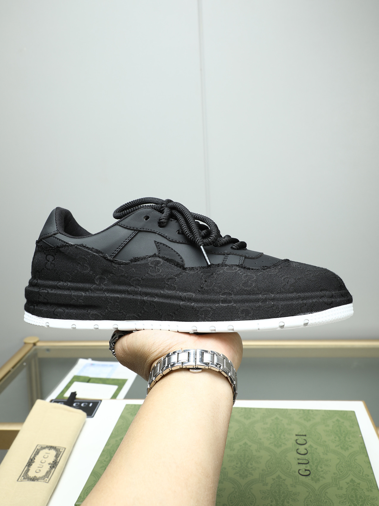 NO:274528,P Guqi is novel and fashionable, and the upper is imported cowhide   Guqi special material!  Super trendy design!  It makes people shine!  The leather is soft, delicate, shiny and transparent, with a edging bottom design!  Showing the ultimate pure handicraft, the foot on the net is soft, comfortable and breathable!  Size38-44,,cowhide19860909P 古奇新颖时尚,鞋面采用进口牛皮  古奇专用材料！超潮设计！让人眼前一亮！皮质柔软细腻光泽透亮,包边底设计！彰显极致纯手工工艺,网里上脚柔软舒适透气！Size38-44,,cowhide,Men's shoes