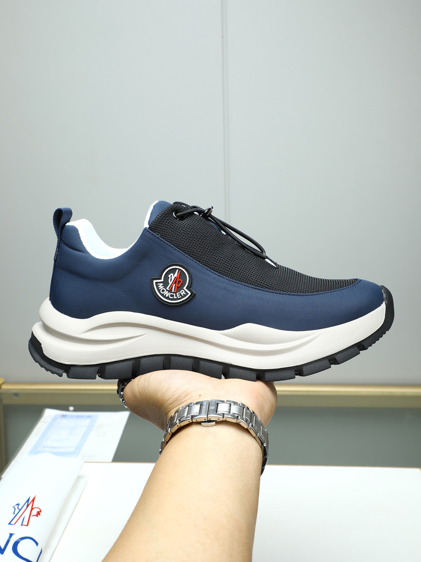 NO:274803,P Moncler men's outdoor lace-up sneakers have comfortable and anti-slip properties, and are designed for outdoor running or urban stroll. They are innovative, functional and graphic details, drawing inspiration from the mountain atmosphere and interpreting fashion. They are spliced ​​with a variety of original materials, and the upper is spliced ​​with cowhide   breathable inner lining!  The large sole is made of a foamed ultra-light large sole, with high elasticity and high wear resistance, improving comfort!  39-44 (38 45 customized) Multi-color selection, Moncler, sneakers, cowhide19860909P Moncler蒙口男士户外系带运动鞋,具有舒适防滑性能,专为户外跑步或都市漫步而设.兼备创新、功能性与图形细节于一体,从高山氛围汲取灵感,诠释潮流时尚.多种原版材料拼接而成,鞋面采用牛皮拼接 透气内里！大底采发泡超轻大底,具有高弹性高耐磨性,提高舒适性！39-44(38 45定做)多色选,,Moncler,sneakers,cowhide,Men's shoes