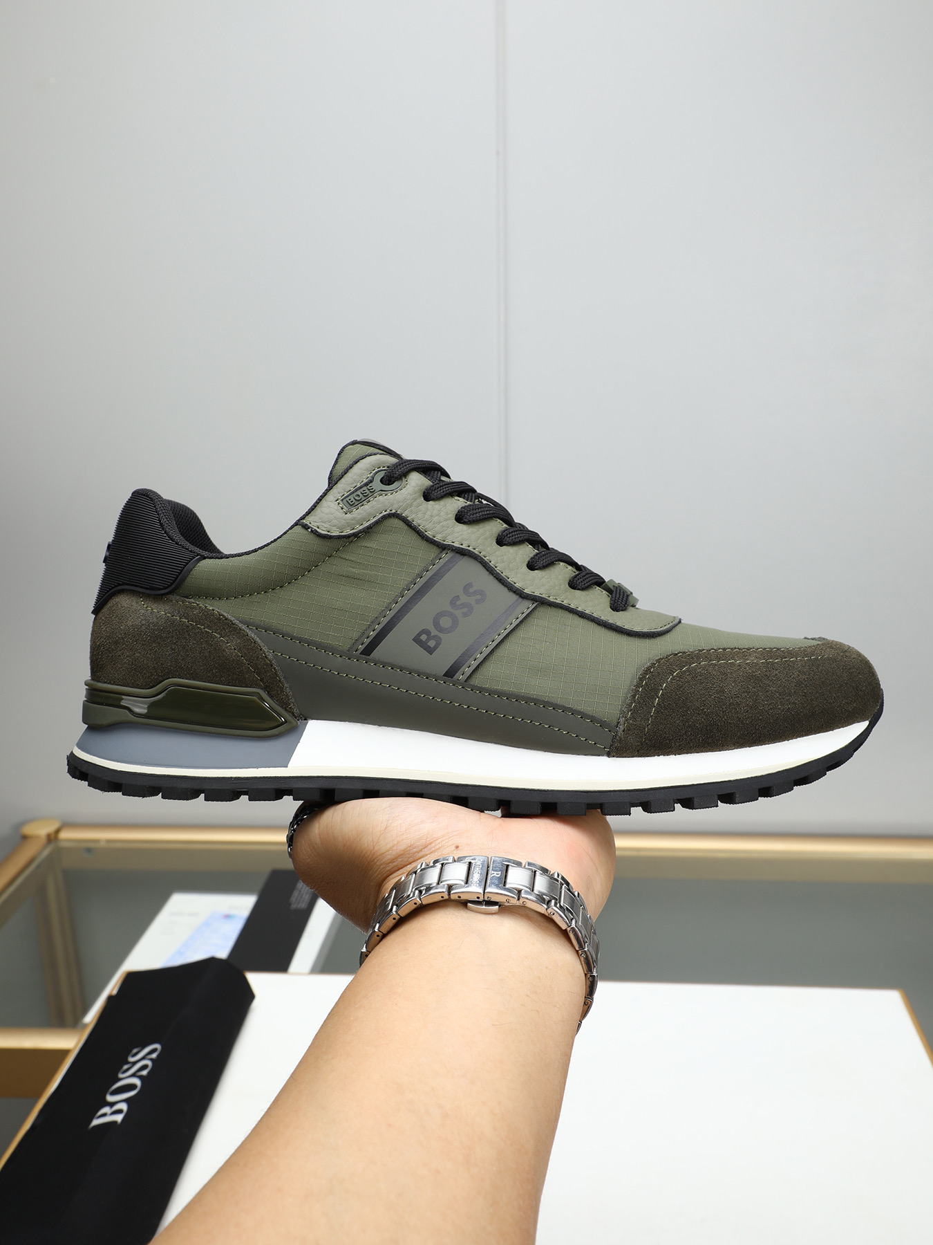 NO:275412,Must-hit model [B0SS] ♂♂♂ Men's casual shoes official website original 1:1 mold opening, the original single-quality upper uses imported cowhide waterproof fabric breathable mesh, super breathable and comfortable inner workmanship, high-end and atmospheric. It has a fashionable and classic shape. Foaming, wear-resistant, non-slip sole, comfortable to wear, worth having. Size 38–44 (45 custom made) three colors available, cowhide19860909必爆款【B0SS】 ♂♂♂男鞋休闲鞋官网原版1:1开模,原单品质鞋面采用进口牛皮防水布料透气网里,超透气舒适内里做工精细,高端大气.有时尚典范造型.发泡耐磨防滑大底,穿着舒适,值得拥有.码数38–44（45定做）三色可选,,cowhide,Men's shoes