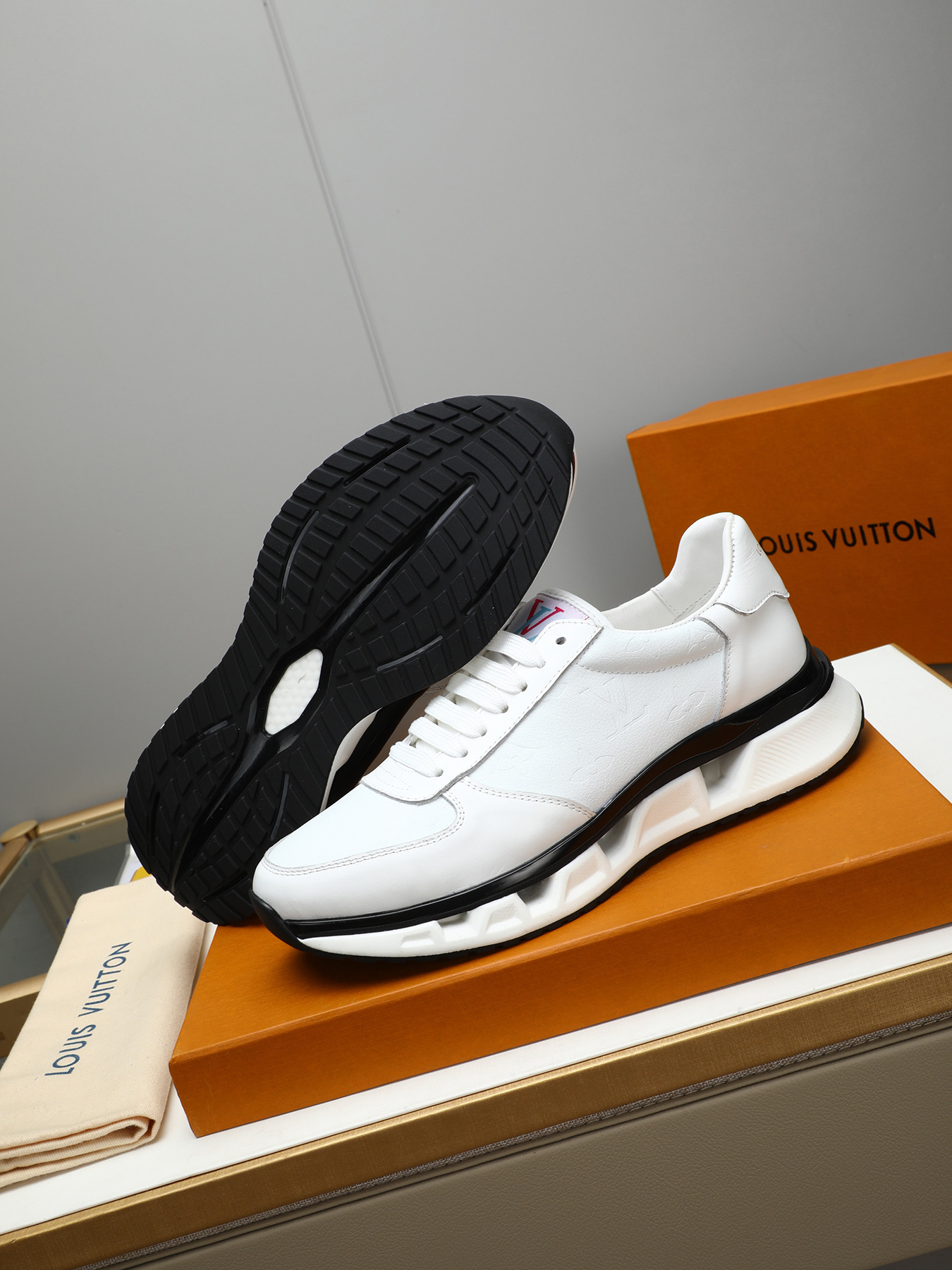 Louis Vuitton Men's White Leather Low Top Sneakers Designer Comfort Shoes 4 i1743235627998 327 0 2