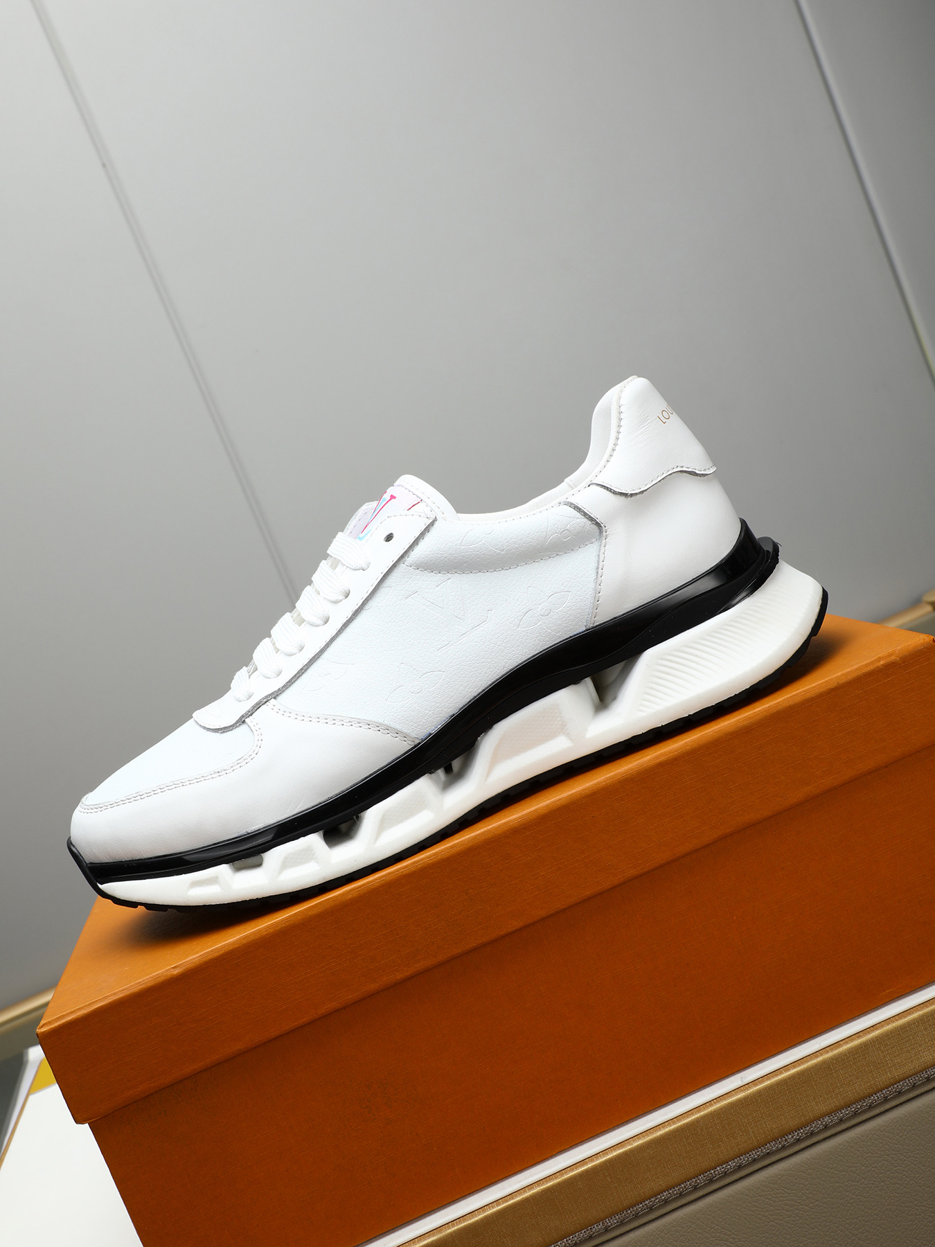 Louis Vuitton Men's White Leather Low Top Sneakers Designer Comfort Shoes 7 i1743235627998 8581 0 5