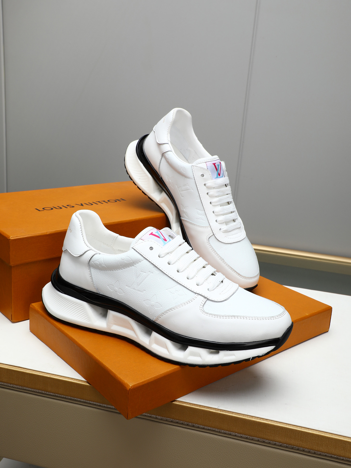 Louis Vuitton Men's White Leather Low Top Sneakers Designer Comfort Shoes 5 i1743235627999 2025 0 3