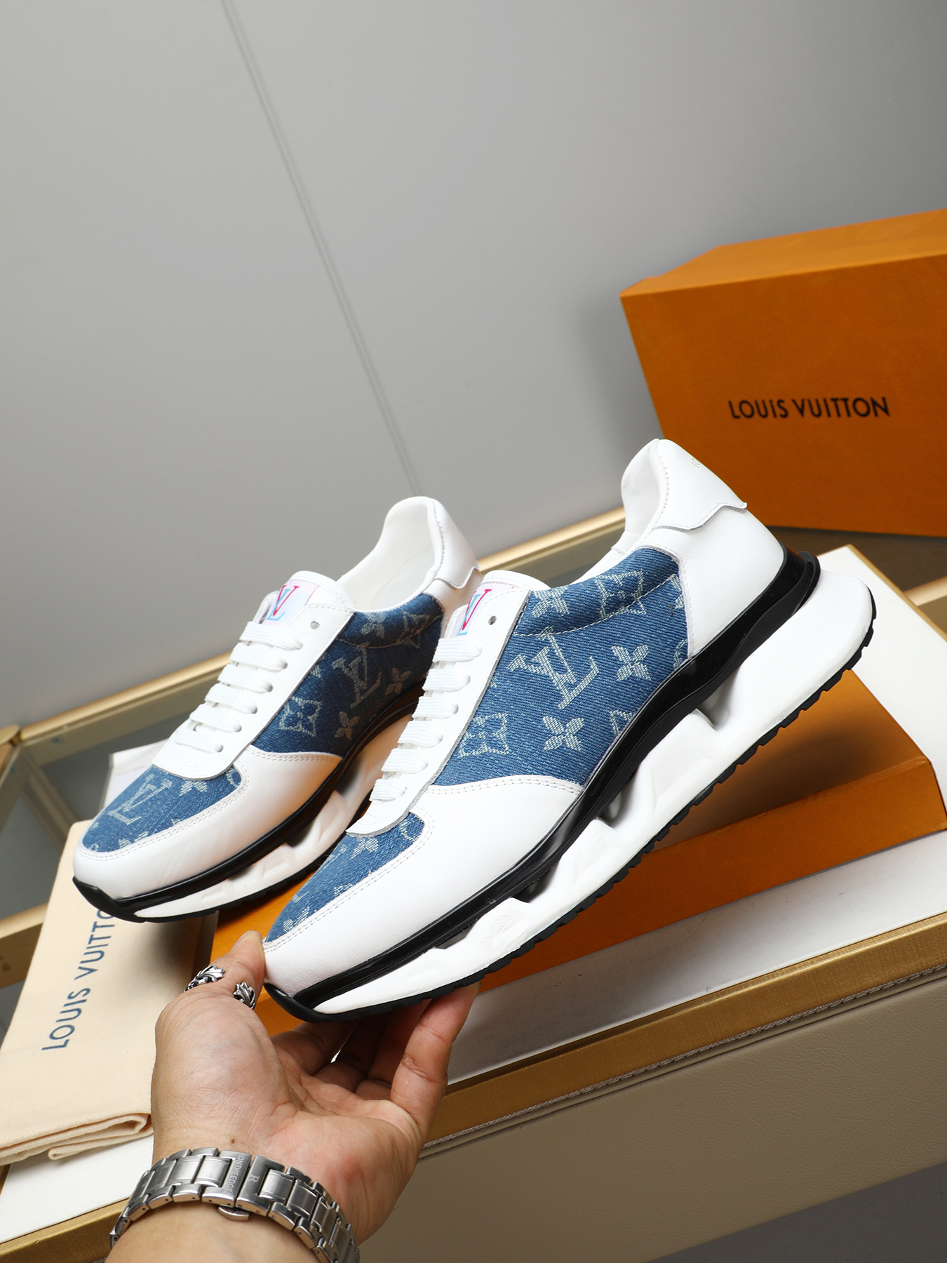 Louis Vuitton Men's Fashionable Sneakers, Versatile & Stylish in Two Colors 3 i1743235650420 7253 0 1