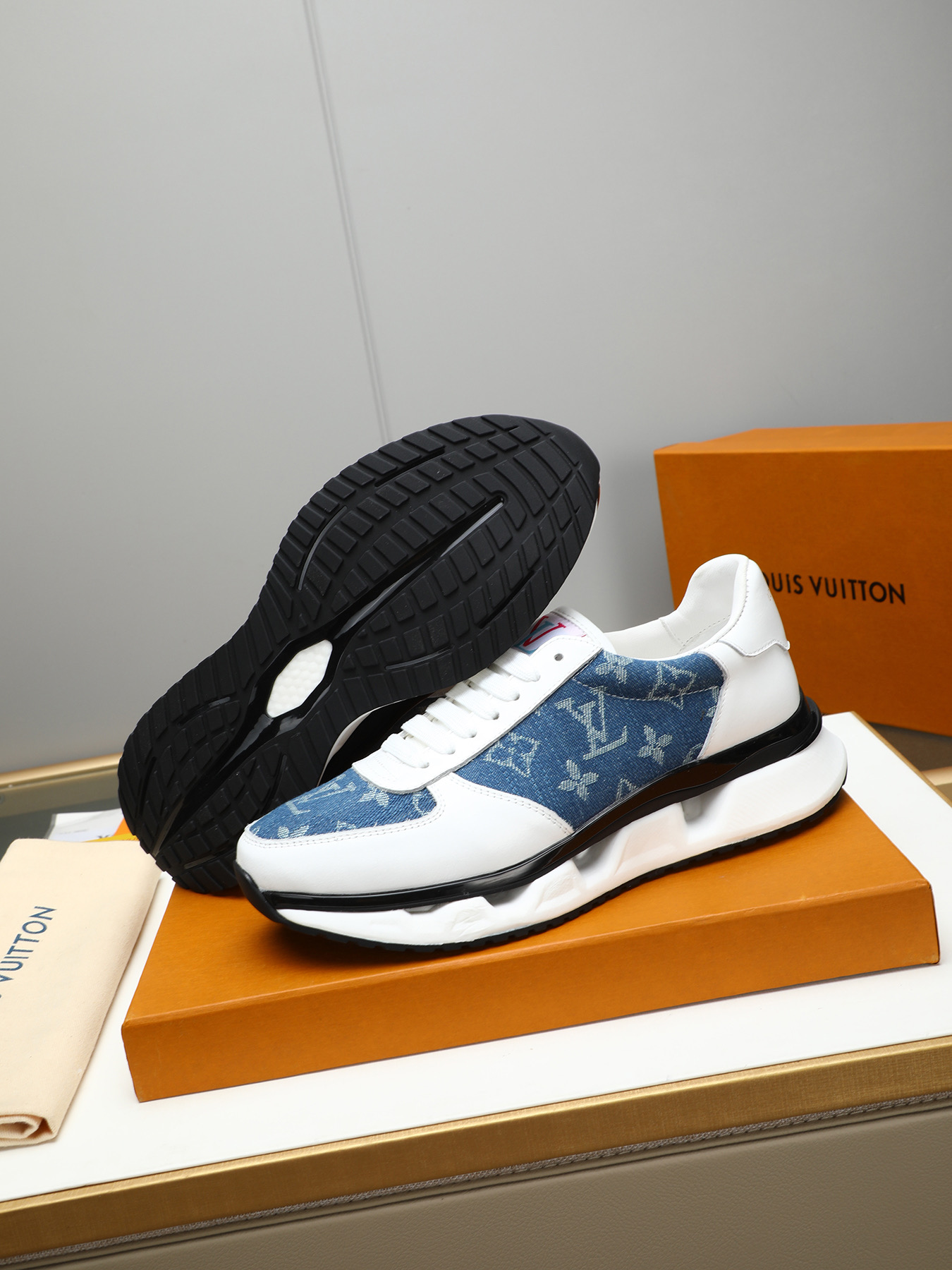Louis Vuitton Men's Fashionable Sneakers, Versatile & Stylish in Two Colors 4 i1743235650420 9520 0 2
