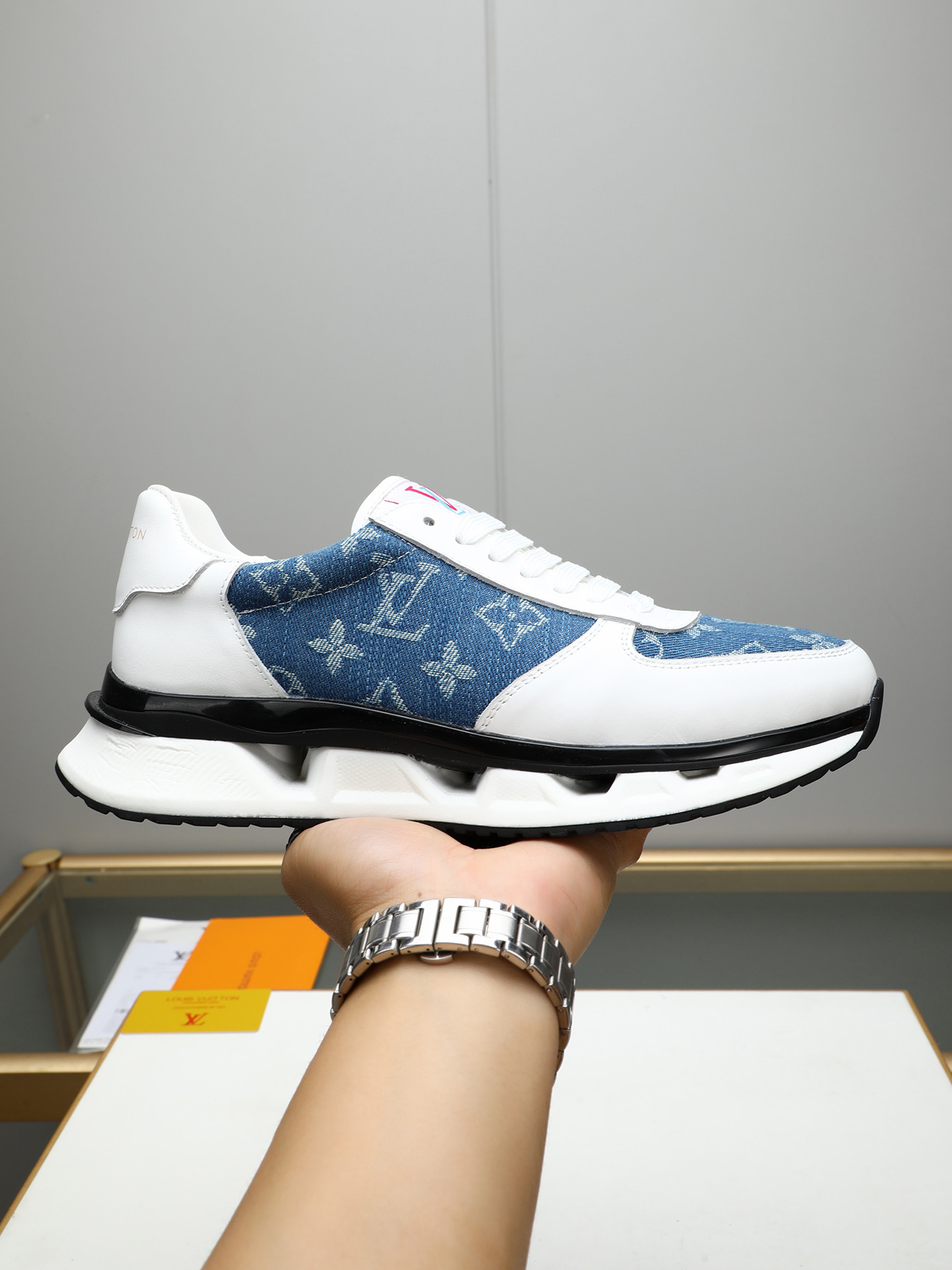 Louis Vuitton Men's Fashionable Sneakers, Versatile & Stylish in Two Colors 2 i1743235650900 8876 0 0