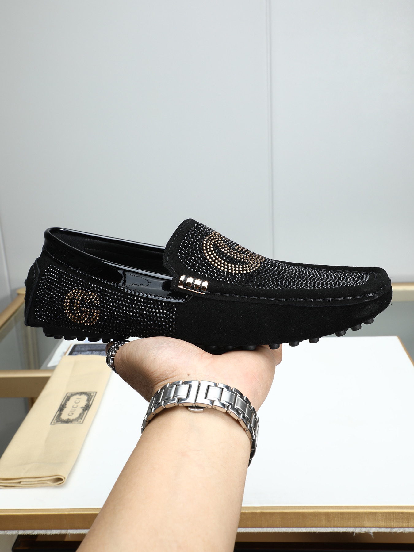 NO:275901,PP fashion brand hot diamonds are coming [Guqi Doudou men's shoes] Doudou men's super A super fashionable and casual driving shoes Doudou shoes imported high mercerized reverse fur fabric, super smooth texture, sweat-absorbing and breathable (leather inner lining). Shoe body hot diamond LOGO craft logo French Love frame design style, low-key and generous, excellent footing effect is excellent. Men's shoes size 38-44 sizes. 45, 46 can be customized. Color: black selection., Loafers19860909PP 潮牌款烫钻来袭【古奇豆豆男鞋】豆豆鞋男士超A超潮款时尚休闲驾车便鞋豆豆鞋 进口高丝光反毛皮面料 超滑质感 吸汗透气（皮内里）.鞋身烫钻LOGO工艺标志法国乐福套脚设计风格 低调大方 上脚效果超赞..男鞋码数现货38-44码.45,46可订做.颜色:黑色选择.,,loafers,Men's shoes