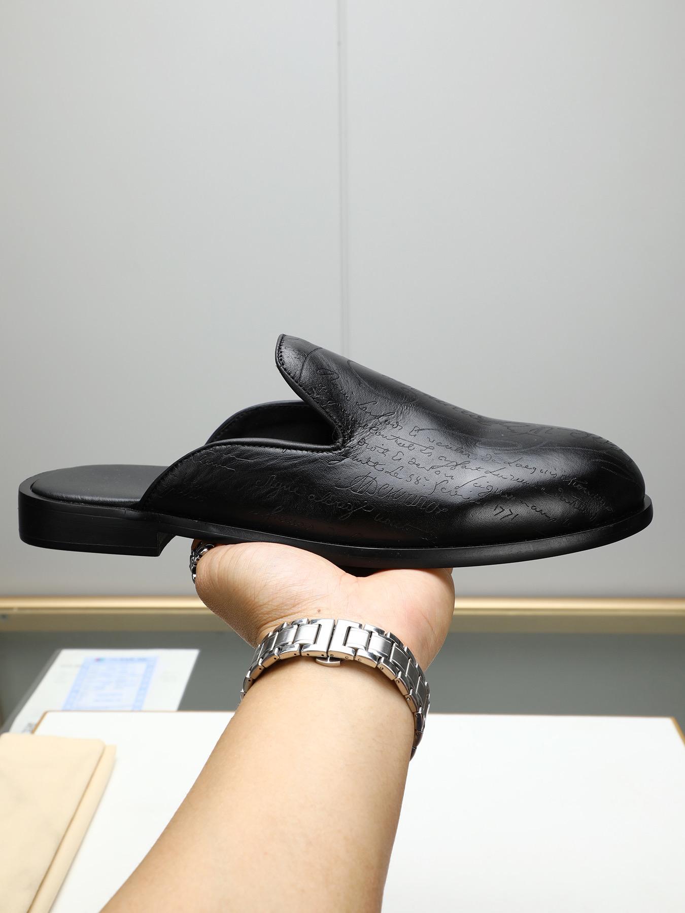 NO:352400,P Ber* Bruti Italian luxury goods, high-end men's semi-trail, upper is made of imported top layer cowhide, purely handmade, Italian cowhide, luxury materials imported fetal cowhide inner, low-key and luxury!  Size38-44 (45 46 customized), cowhide19860909P Ber*布鲁提意大利奢品,高端男士半拖,鞋面选用进口头层牛皮,纯手工制作,意大利牛皮、奢侈用料进口胎牛内里 低调与奢华与一体 ！Size38-44（45 46定做）,,cowhide,Men's shoes