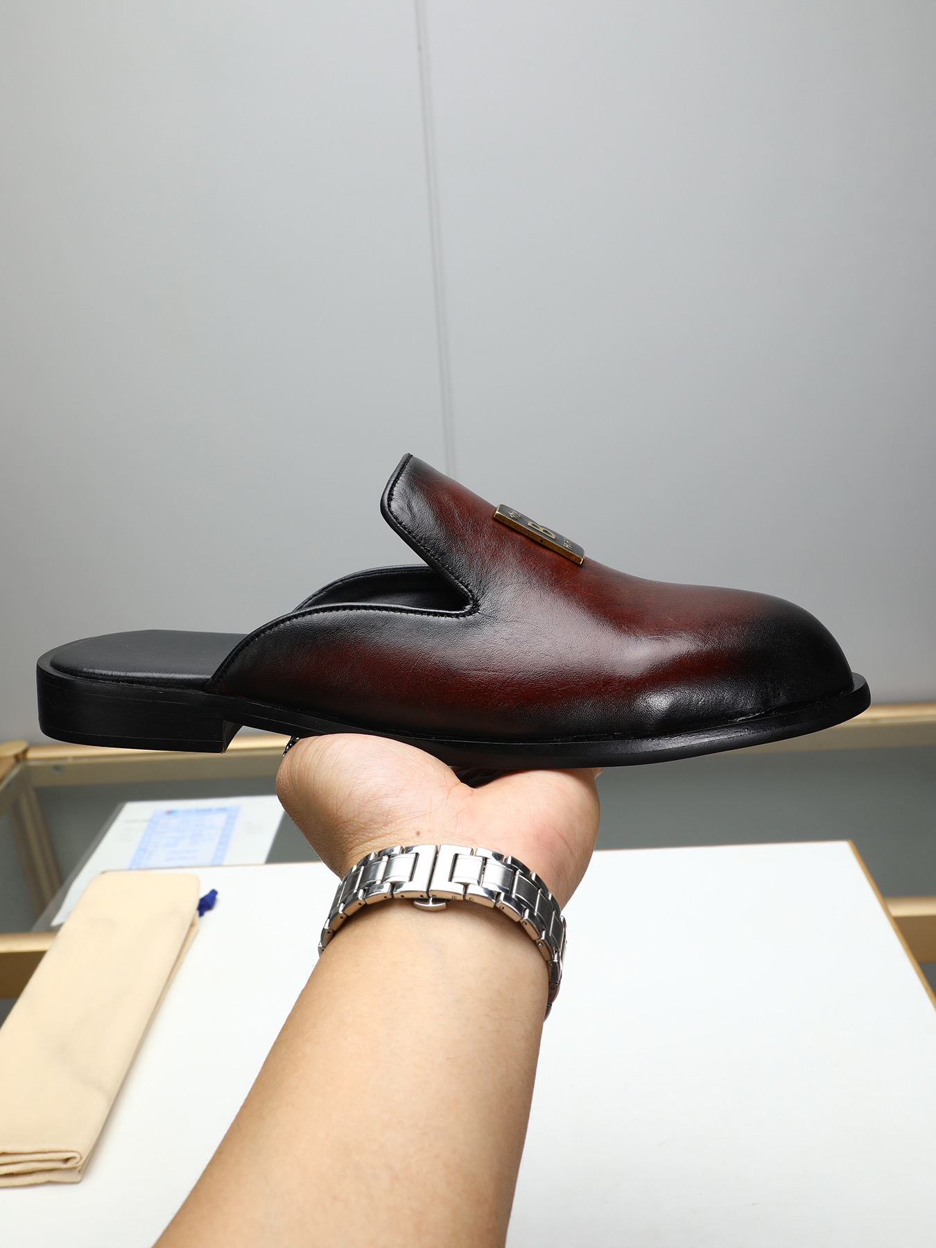 NO:352445,P Ber* Bruti Italian luxury goods, high-end men's semi-trail, upper is made of imported top layer cowhide, purely handmade, Italian cowhide, luxury materials imported fetal cowhide inner, low-key and luxury!  Size38-44 (45 46 customized), cowhide19860909P Ber*布鲁提意大利奢品,高端男士半拖,鞋面选用进口头层牛皮,纯手工制作,意大利牛皮、奢侈用料进口胎牛内里 低调与奢华与一体 ！Size38-44（45 46定做）,,cowhide,Men's shoes