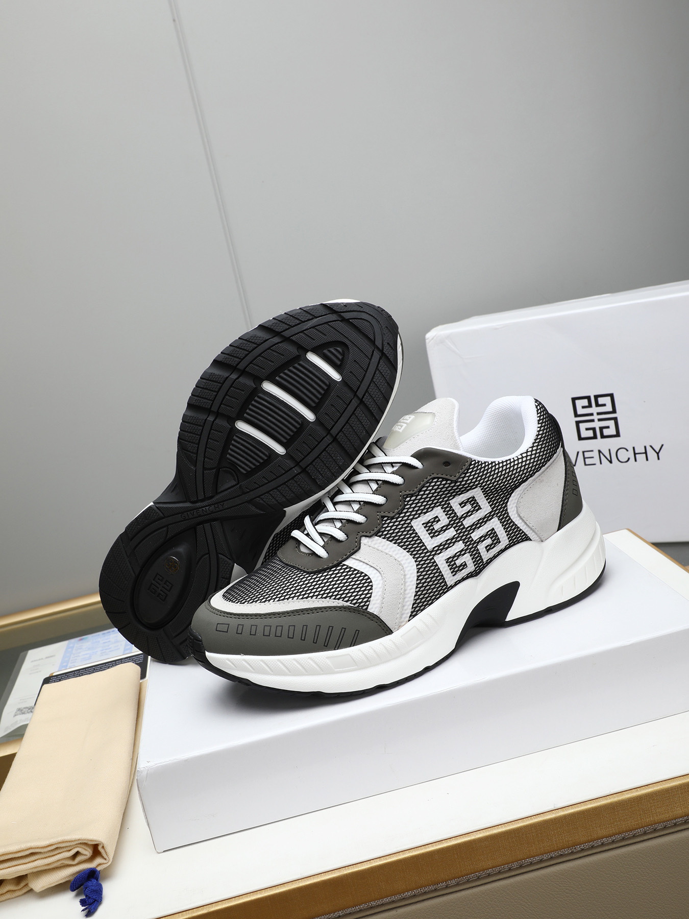 Givenchy Men's Thick Sole Casual Sneakers with 4G Logo - Stylish & Comfortable 4 i1744102776424 4560 0 2