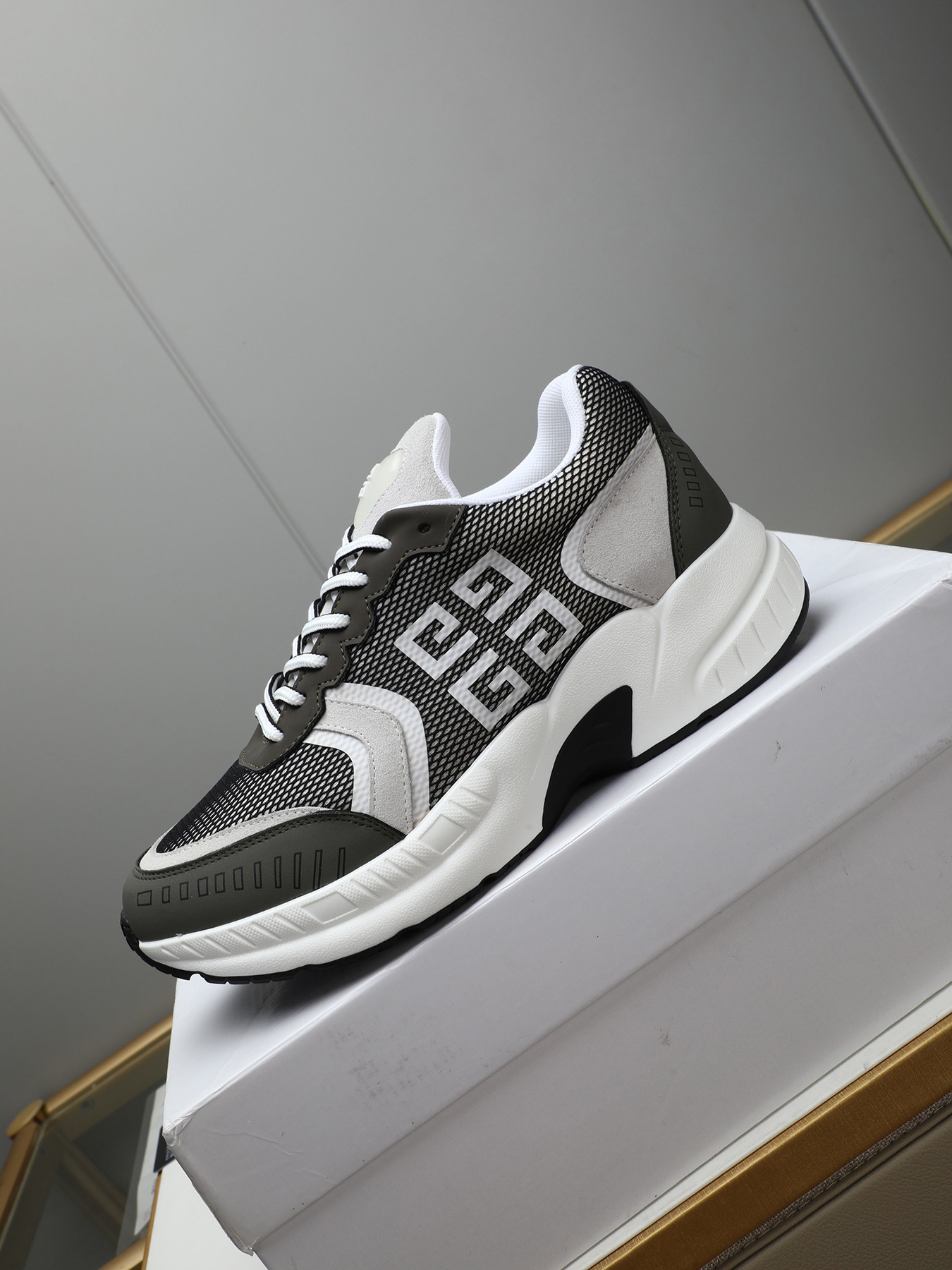 Givenchy Men's Thick Sole Casual Sneakers with 4G Logo - Stylish & Comfortable 7 i1744102776943 1228 0 5