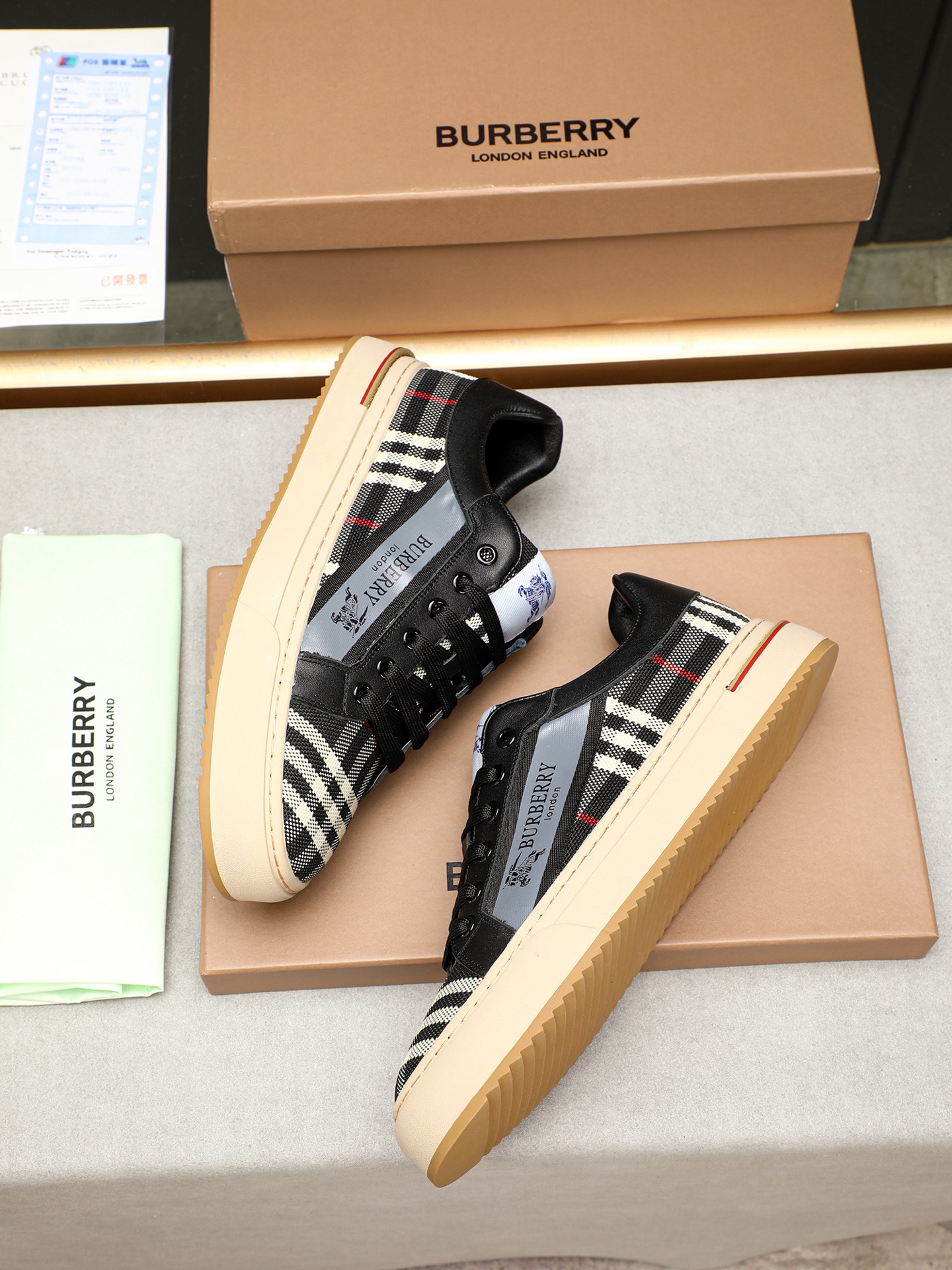 Burberry Men's Leather Sneakers with Check Pattern - Stylish and Comfortable 7 i1744624704385 60 0 5