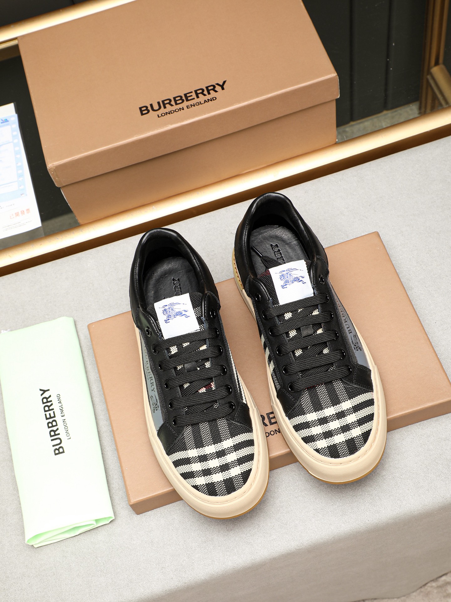 Burberry Men's Leather Sneakers with Check Pattern - Stylish and Comfortable 8 i1744624704419 8700 0 6
