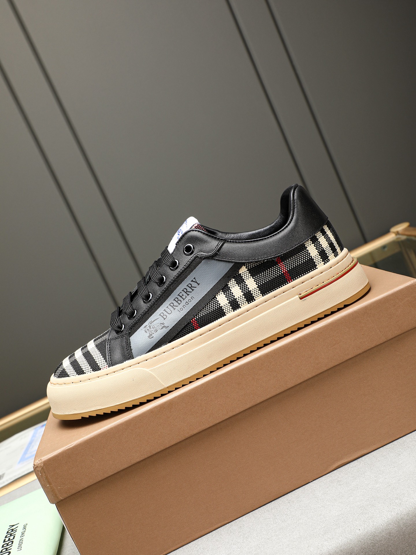 Burberry Men's Leather Sneakers with Check Pattern - Stylish and Comfortable 6 i1744624704428 2277 0 4