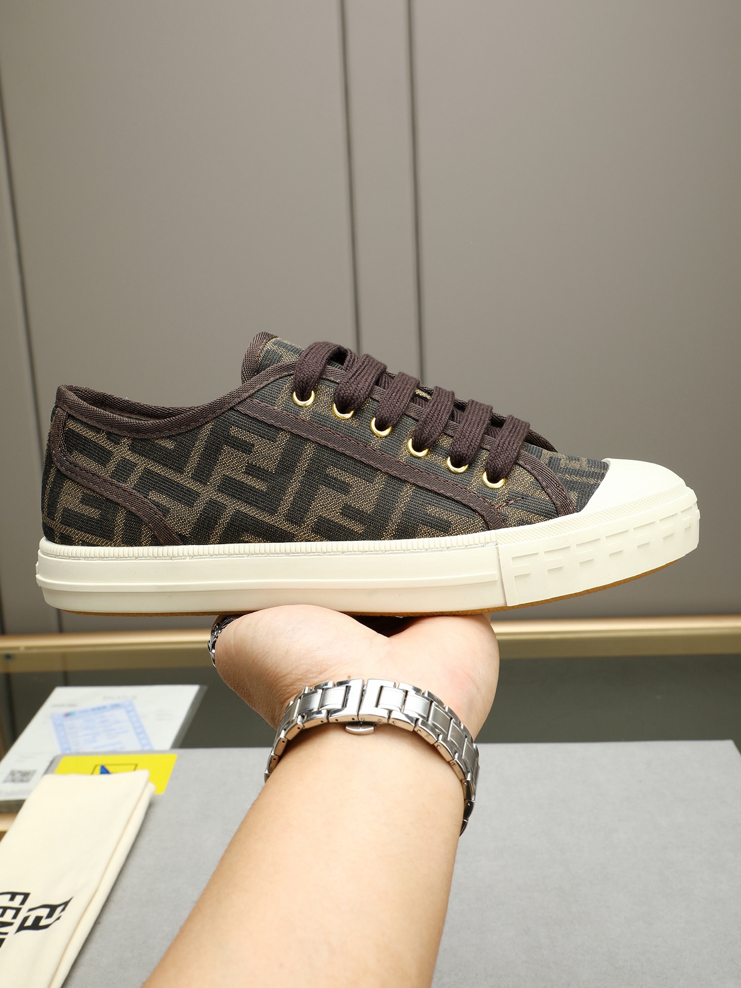 NO:278849,P Fend* Domino casual shoes, small and lightweight sneakers. Imported fabric material, with brown and yellow jacquard FF pattern. Rubber sole, headgear embossed FF pattern. Size38-44 (45 custom made), fendi, sneakers19860909P Fend* Domino布休闲鞋,小巧轻便的运动鞋.进口布料材质,带有棕色和烟叶黄提花FF图案.橡胶鞋底,鞋头饰有凸纹压花FF图案.Size38-44(45定做),,fendi,sneakers,Men's shoes