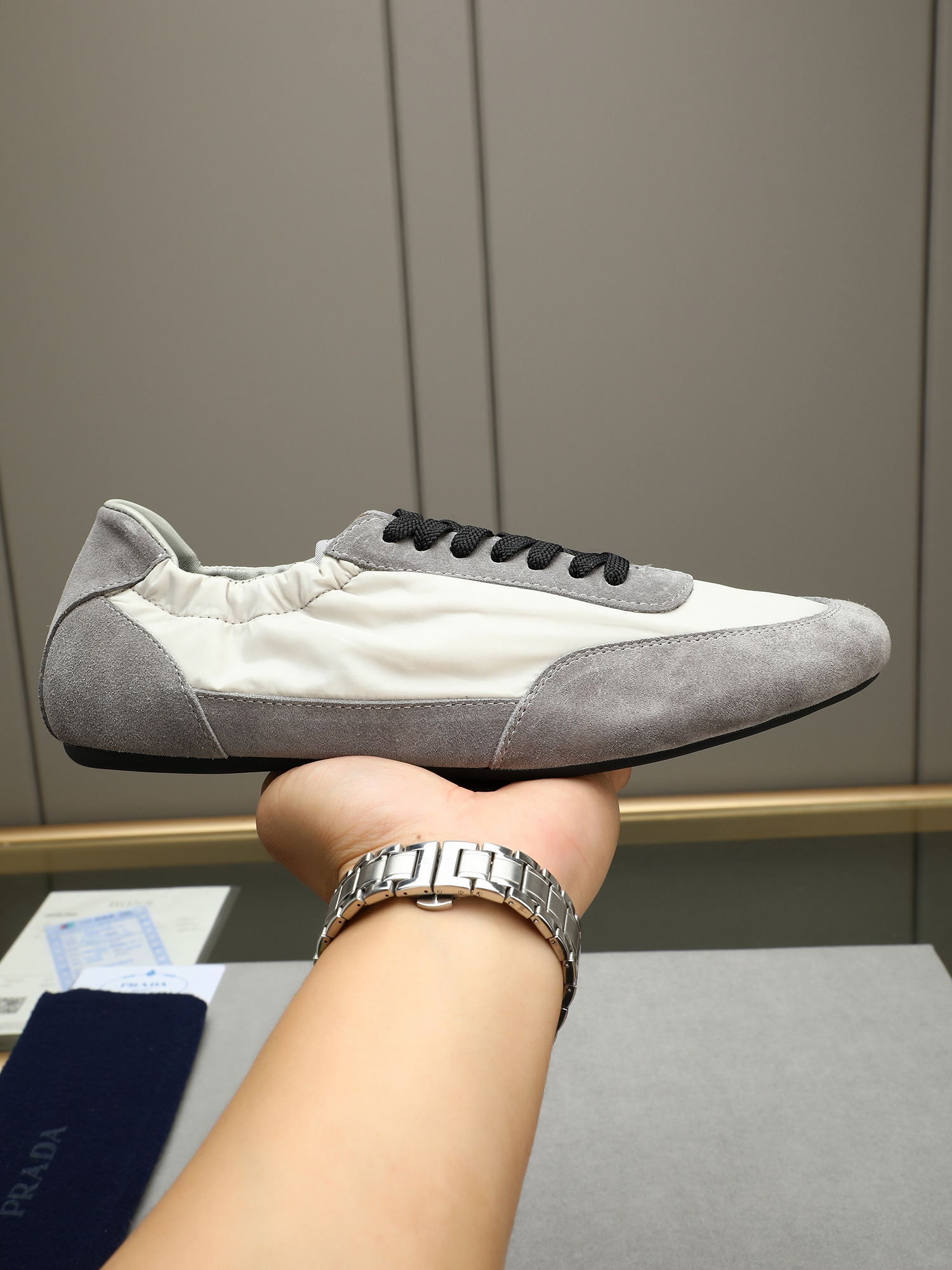 NO:278853,P Prada PRADA, 2025 early spring new model, original version developed 1 to 1. Fabric mercerated beef reverse velvet imported waterproof fabric!  Cowhide footbed, rubber sole, sizes 38 to 44 (45 customized), prada, prada, cowhide19860909P 普拉达PRADA,2025年早春新款,原版1比1开发.面料丝光牛反绒进口防水布料！牛皮垫脚,橡胶大底,码数38至44（45定做）,,prada,prada,cowhide,Men's shoes