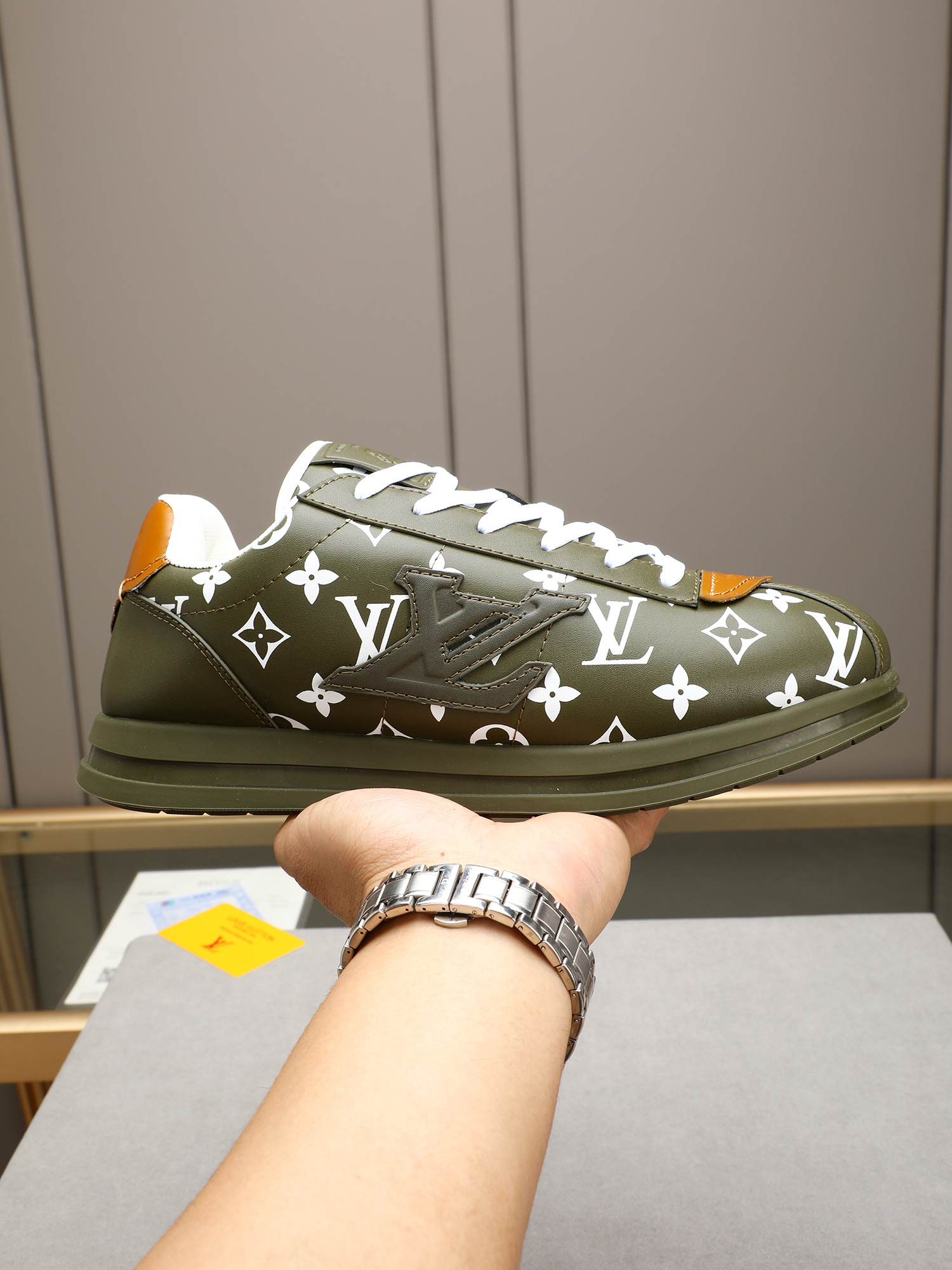 NO:352807,P LV Louis Vuitton Ljia Donkey Runner Tatic series Thick sole Casual sports shoes Running shoes Original purchase and development Made this model LV Runner Tatic sports shoes combine mesh fabrics and straps to interpret the inspiration of traditional hiking shoes. LV letters are written on one side, and the lassoon buckles are embellished with fast lace-up system Monogram Flowers and Louis Vuitton logos, light and wear-resistant rubber outsole perfect overall fabric: original imported cowhide + mesh, original custom breathable mesh, sole original open mold-proof rubber combination material Size: men's model 40-44 (45 46 custom made),,louis vuitton,louis vuitton,louis vuitton,louis vuitton,louis vuitton,sneakers,cowhide19860909P LV路易威登 L家驴牌Runner Tatic系列 厚底 休闲 运动鞋 跑鞋 原版购入开发 做货 本款 LV Runner Tatic 运动鞋融合网格面料和饰带等科技材质,演绎传统登山鞋的灵感启发.LV 字母抒写于一侧,快速系带系统的套索扣点缀 Monogram 花卉和路易威登标识,轻盈耐磨的橡胶外底完善整体 面料:原版进口牛皮+网面 内里原版定制透气网里 鞋底原版开模防滑橡胶组合材质 Size:男款40-44（45 46定做）,,louis vuitton,louis vuitton,louis vuitton,louis vuitton,sneakers,cowhide,Men's shoes