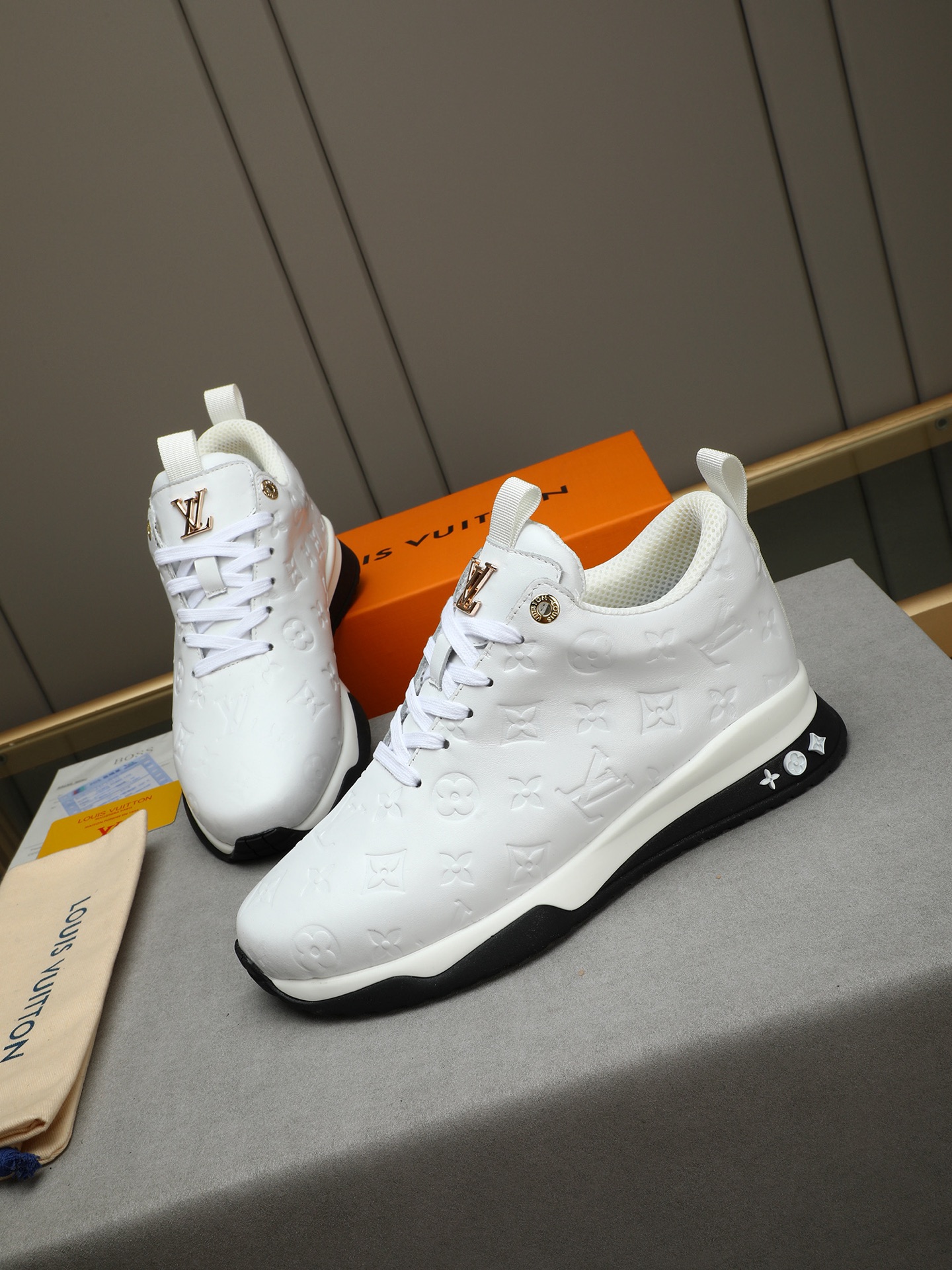 Louis Vuitton Men's White Leather Casual Sneakers with Monogram Embossing 9 i1745483937950 1071 0 7