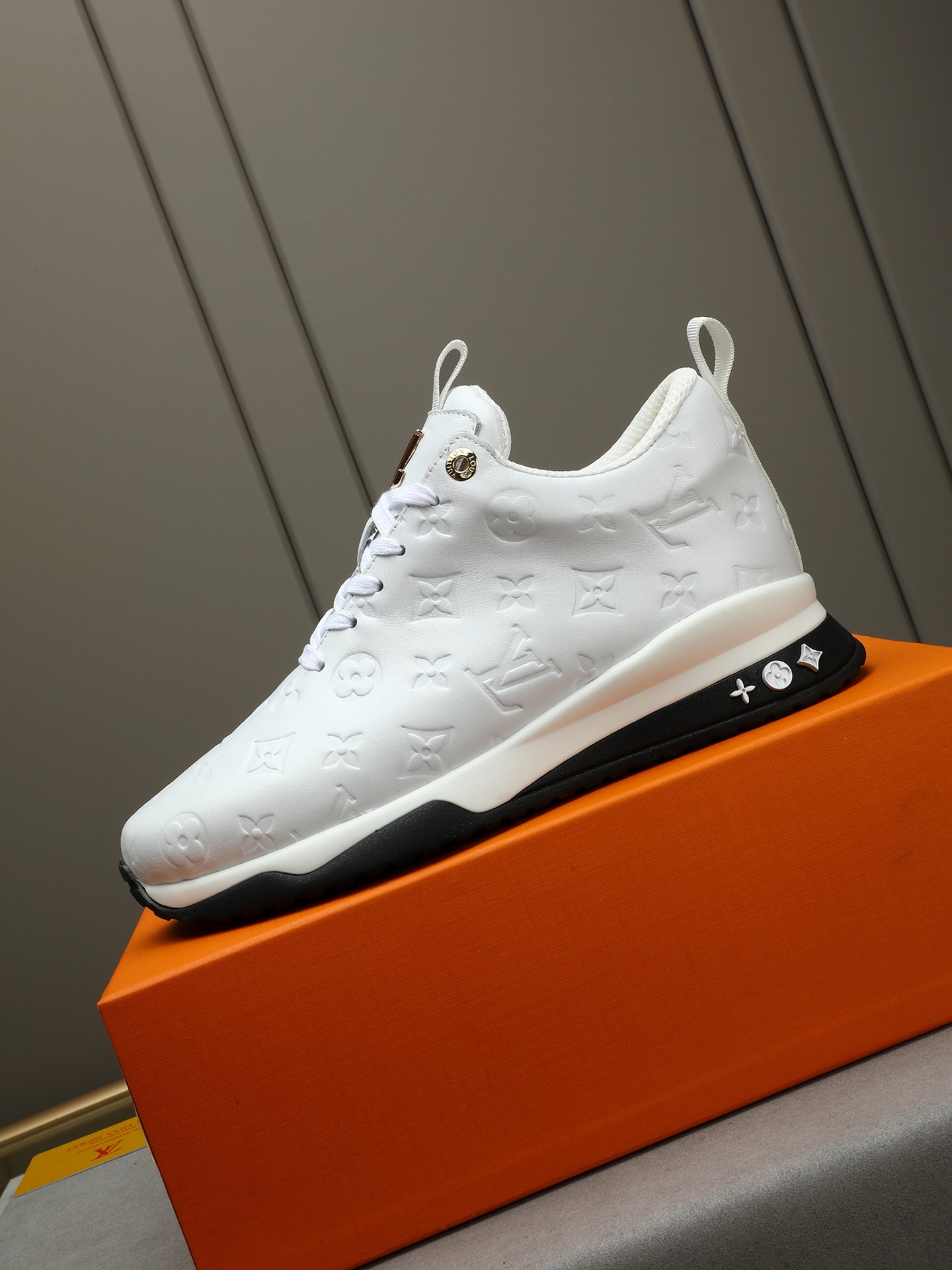 Louis Vuitton Men's White Leather Casual Sneakers with Monogram Embossing 6 i1745483938565 6106 0 4