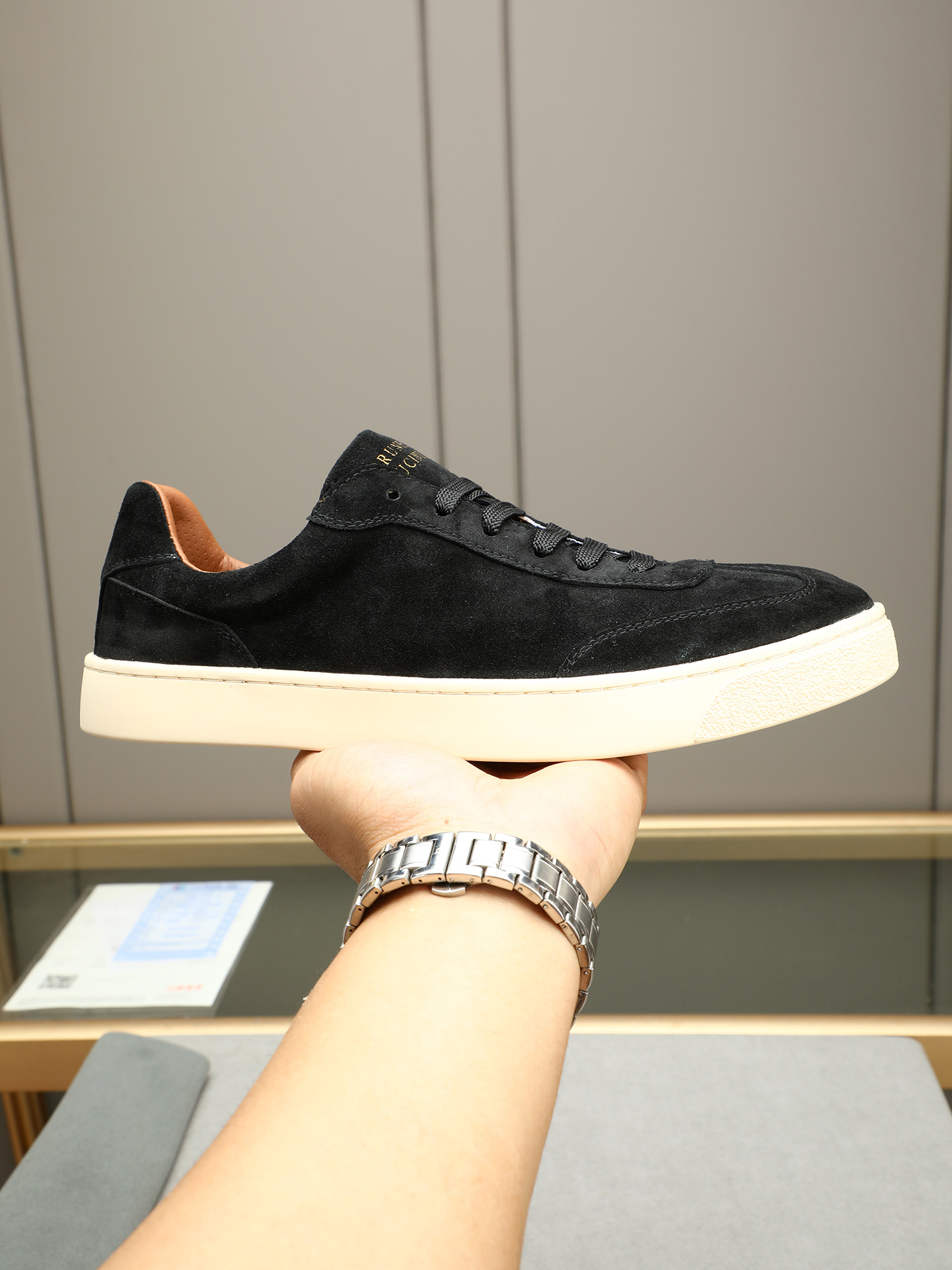 NO:358427,P 2025 new color scheme Brunello Cucinelli comes from Italy's world's top luxury brand. This BC men's shoes are carefully designed and are made of custom-made soft calfskin in Italy!  The last structure is impeccable. The upper foot is comfortable and breathable, does not fade, does not slip, and the rubber is wear-resistant, and does not peel off. The texture is evident and luxurious. 4 colors are selected!  Code: 38-44 (45 customized), brunello cucinelli,cowhide19860909P 2025新配色 Brunello Cucinelli来自意大利的世界顶级奢侈品牌,此款BC男鞋更是精心设计,选用意大利定制柔软小牛皮水洗羊里！楦型结构都无可挑剔.上脚舒服透气不闷脚,不掉色,不打滑,橡胶耐磨大底,干净不开胶.质感爆棚 看得见的奢华 4色选！码:38-44(45定做),,brunello cucinelli,cowhide,Men's shoes