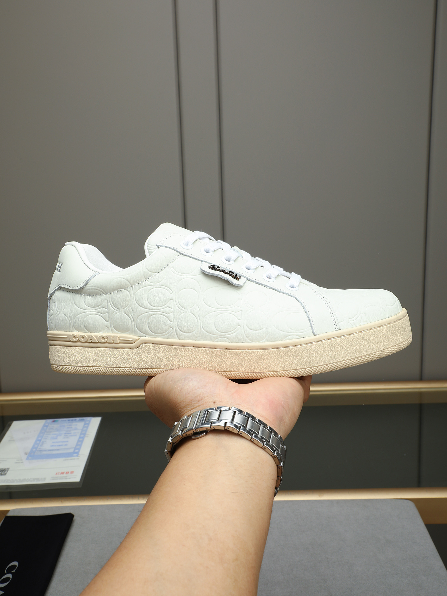 NO:355016,P【All genuine leather】COACH exclusive new men's low-top casual lace-up shoes, casual and fashionable and versatile, and can be worn all seasons!  !  Panel shoes can be said to be the most popular shoe every year, suitable for young people's trendy choices. This casual men's shoes adopt a convenient lace-up design, which further improves the comfort and fit of the feet and breathability!  !  Imported cowhide press C on the upper! High-end and atmospheric, adding visual layering, more casual and fashionable, showing a fresh and vibrant side. The inner part is washed with sheep, soft and breathable, with an anti-slip and wear-resistant rubber sole, color sizes 38, 39, 40, 41, 42, 43, 44 standard codes (customized for 45),,coach,coach,cowhide19860909P【全真皮】COACH蔻驰独家新款男士低帮休闲系带板鞋,休闲时尚百搭款,四季可穿！！板鞋可以说是每年最流行的一款鞋了,适合现在年轻人的潮流选择,这款休闲男鞋采用便捷的系带设计,更加提升上脚舒适贴合度,透气度！！鞋面进口牛皮压C!高端大气,增添视觉上的层次感,更加休闲时尚,展现出清新活力的一面,内里水洗羊里,柔软透气,大底防滑耐磨橡胶大底,颜色尺码38、39、40、41、42、43、44标准码（45定做）,,coach,coach,cowhide,Men's shoes