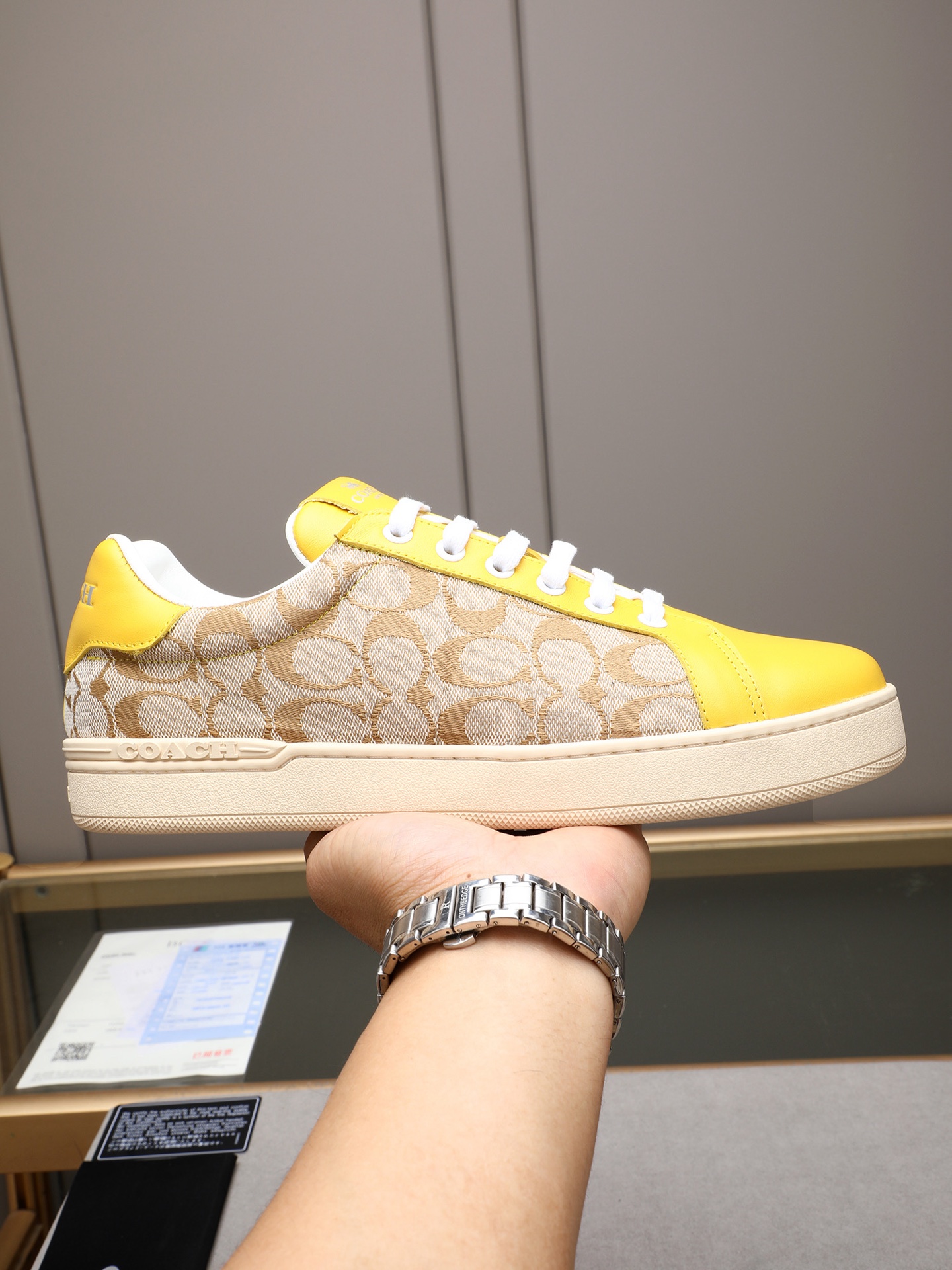 NO:348853,P The new COACH exclusive new men's low-top casual lace-up shoes on the official website are casual and fashionable and versatile, and can be worn all seasons!  !  Panel shoes can be said to be the most popular shoe every year, suitable for young people's trendy choices. This casual men's shoes adopt a convenient lace-up design, which further improves the comfort and fit of the feet and breathability!  !  The first layer of Coach special material!  High-end and atmospheric, adding visual layering, more casual and fashionable, showing a fresh and vibrant side, breathable inside!  Comfortable on the feet, soft and breathable, large sole original foam and wear-resistant large sole, color sizes 38, 39, 40, 41, 42, 43, 44 standard codes (customized for 45),,coach,coach,cowhide19860909P 官网上新COACH蔻驰独家新款男士低帮休闲系带板鞋,休闲时尚百搭款,四季可穿！！板鞋可以说是每年最流行的一款鞋了,适合现在年轻人的潮流选择,这款休闲男鞋采用便捷的系带设计,更加提升上脚舒适贴合度,透气度！！头层牛皮蔻驰专用材料！高端大气,增添视觉上的层次感,更加休闲时尚,展现出清新活力的一面,内里透气羊里 ！上脚舒适,柔软透气,大底原版发泡耐磨大底,颜色尺码38、39、40、41、42、43、44标准码（45定做）,,coach,coach,cowhide,Men's shoes