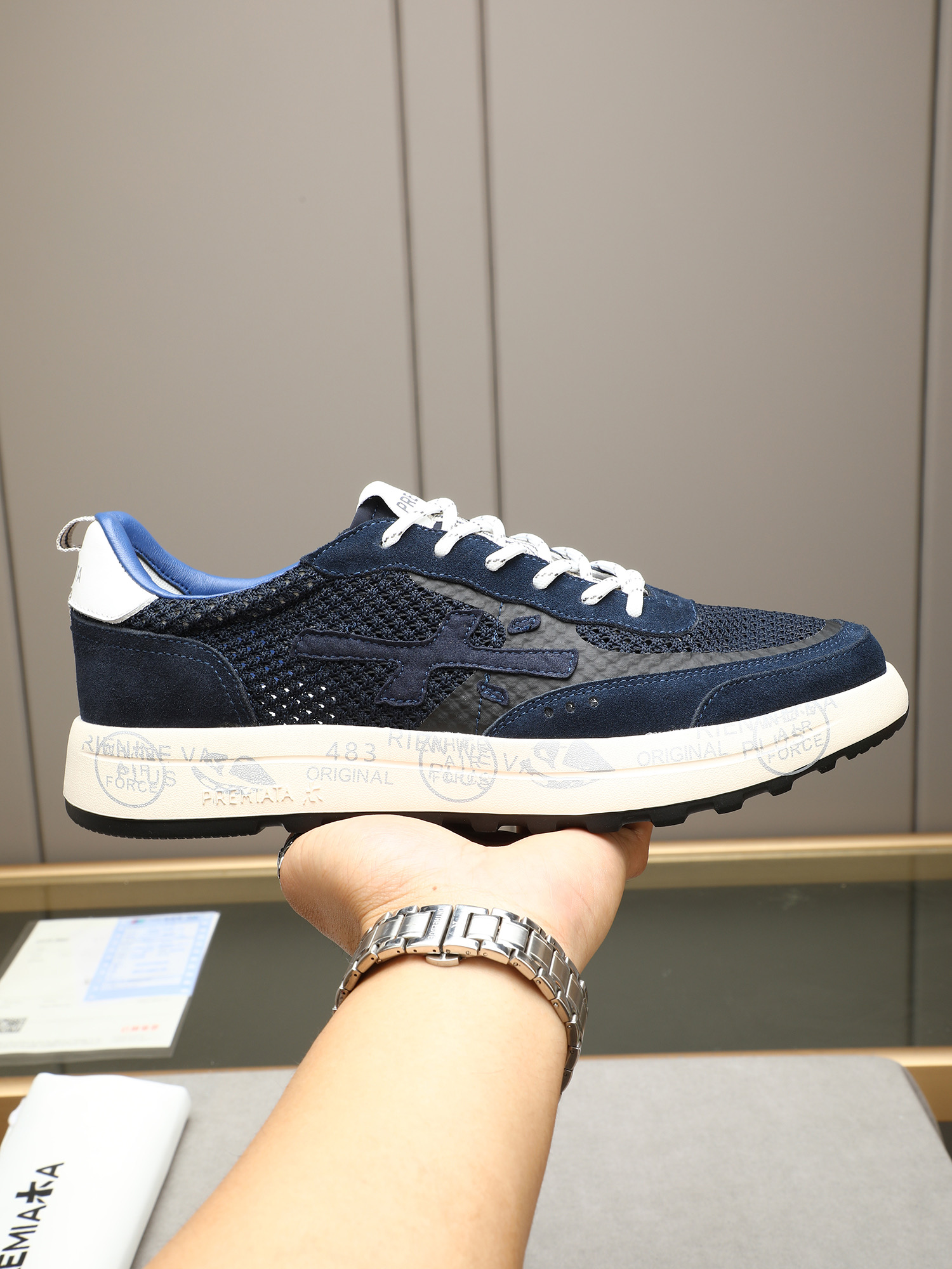 NO:556800,P PREMIATA (Premiata) fashion, sports, leisure, jogging, men's shoes. Premiada is an Italian famous brand with a century-old history. All craftsmanship is hand-made. The LOGO with the same word 'mi' is referred to as 'mi' shoes. It perfectly integrates traditional shoemaking methods and high-tech research and development results to design a unique appearance and create shoes that completely fit people's feet. They are comfortable and beautiful on the feet. The upper is made of cow suede + cowhide + original breathable cloth and the inner breathable nylon mesh.  Outsole PU foam outsole is super light and comfortable... Men's size 39-44 (custom-made 38, 44 non-refundable) Full set of counter original packaging,,cowhide19860909P PREMIATA（普瑞米亚达)时尚、运动、休闲、慢跑、男鞋. 普瑞米亚达意大利名品百年历史,所有工艺全手工打造,米“字一样的LOGO简称米字鞋.完美的融合了传统的制鞋方法和高科技研发成果,设计出了独具特色的外观,打造出了完全贴合人们脚型的鞋履.上脚舒适美观. 鞋面牛反绒+牛皮+原版透气布 内里透气尼龙网纱. 大底PU发泡大底超级轻盈舒适…… 码数男39-44(38、44定做不退换） 全套专柜原包装,,cowhide,Men's shoes