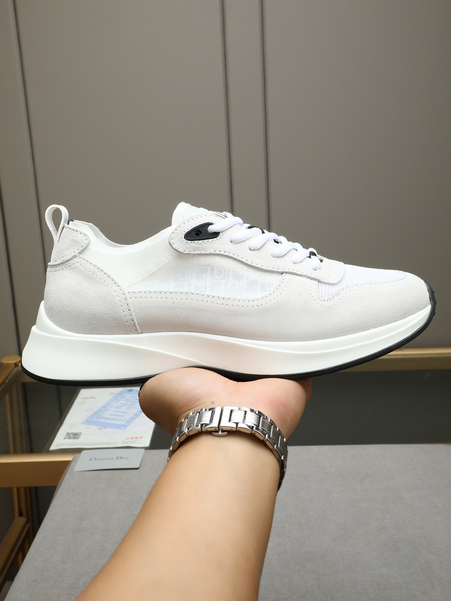 NO:283731,PDior B25 RUNNER men's casual sneakers, this B25 Runner sneakers combine sports style with Dior elegant classic logo. They are carefully crafted with cowhide leather splicing original mesh, decorated with classic Oblique prints to enhance the style. Paired with black textured rubber sole, it can add classic temperament to various casual looks and make them more refined. Size38-44 (customized for 45), dior, sneakers, cowhide19860909PDior B25 RUNNER 男士休闲运动鞋,这款 B25 Runner 运动鞋结合运动版型与 Dior 优雅的经典标识.采用牛皮革拼接原版网面精心制作,饰以经典的同色调 Oblique 印花提升格调.搭配黑色纹理橡胶鞋底,可为各式休闲造型增添经典气质,更显精致. Size38-44(45定做),,dior,sneakers,cowhide,Men's shoes