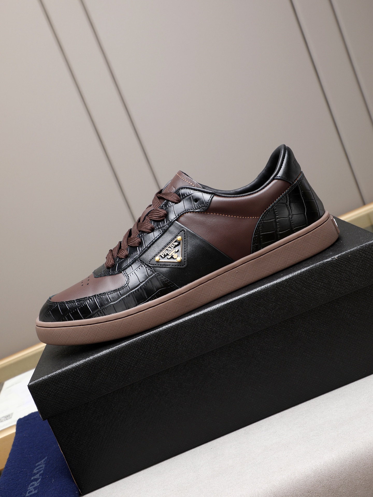 Prada Men's Leather Low-Top Sneakers Casual Fashion Sneakers 6 i1746696388020 1024 0 4