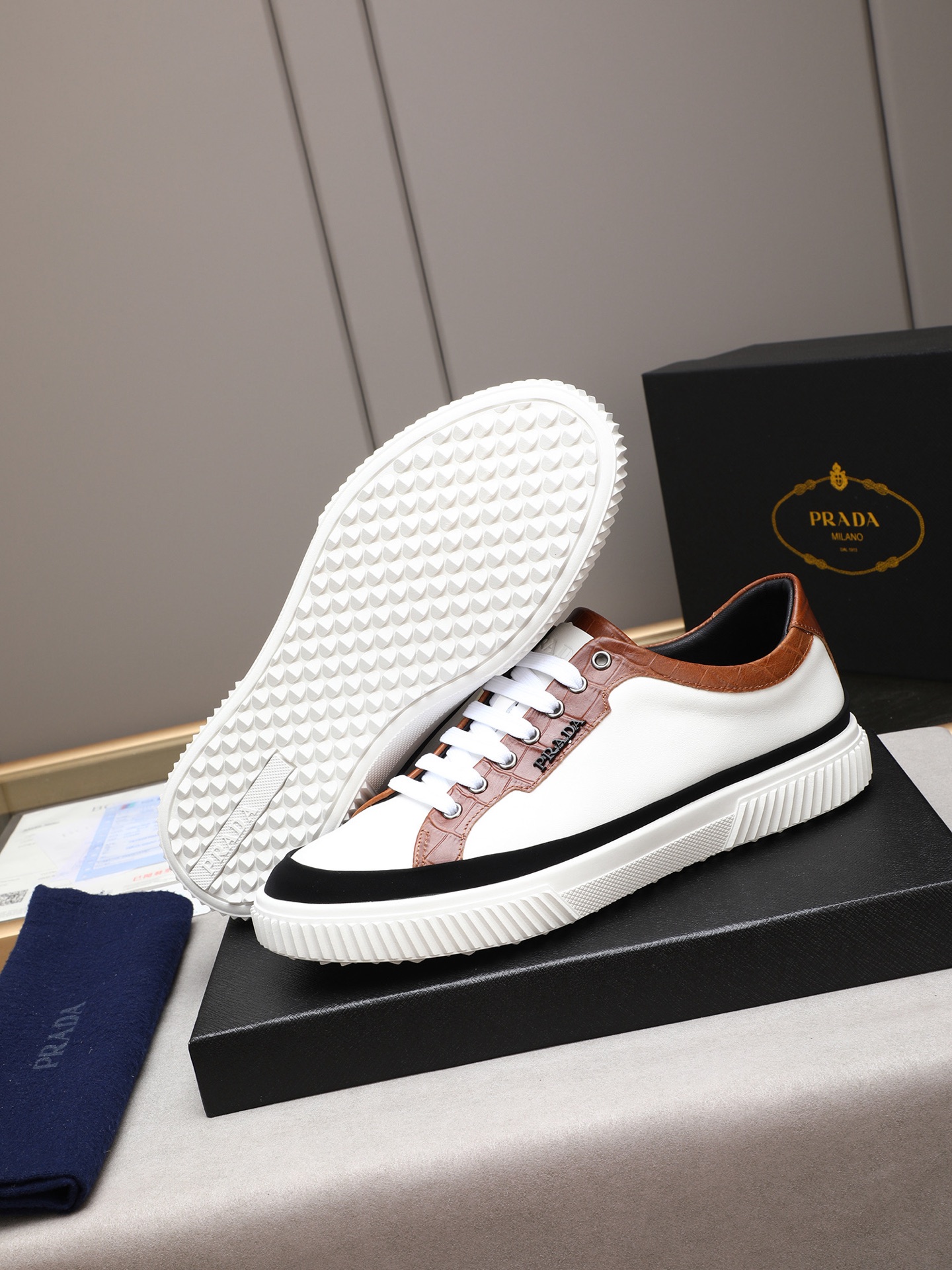 Prada Men's Leather Low-Top Sneakers Casual Fashion Sneakers. 4 i1746697589403 2867 0 2