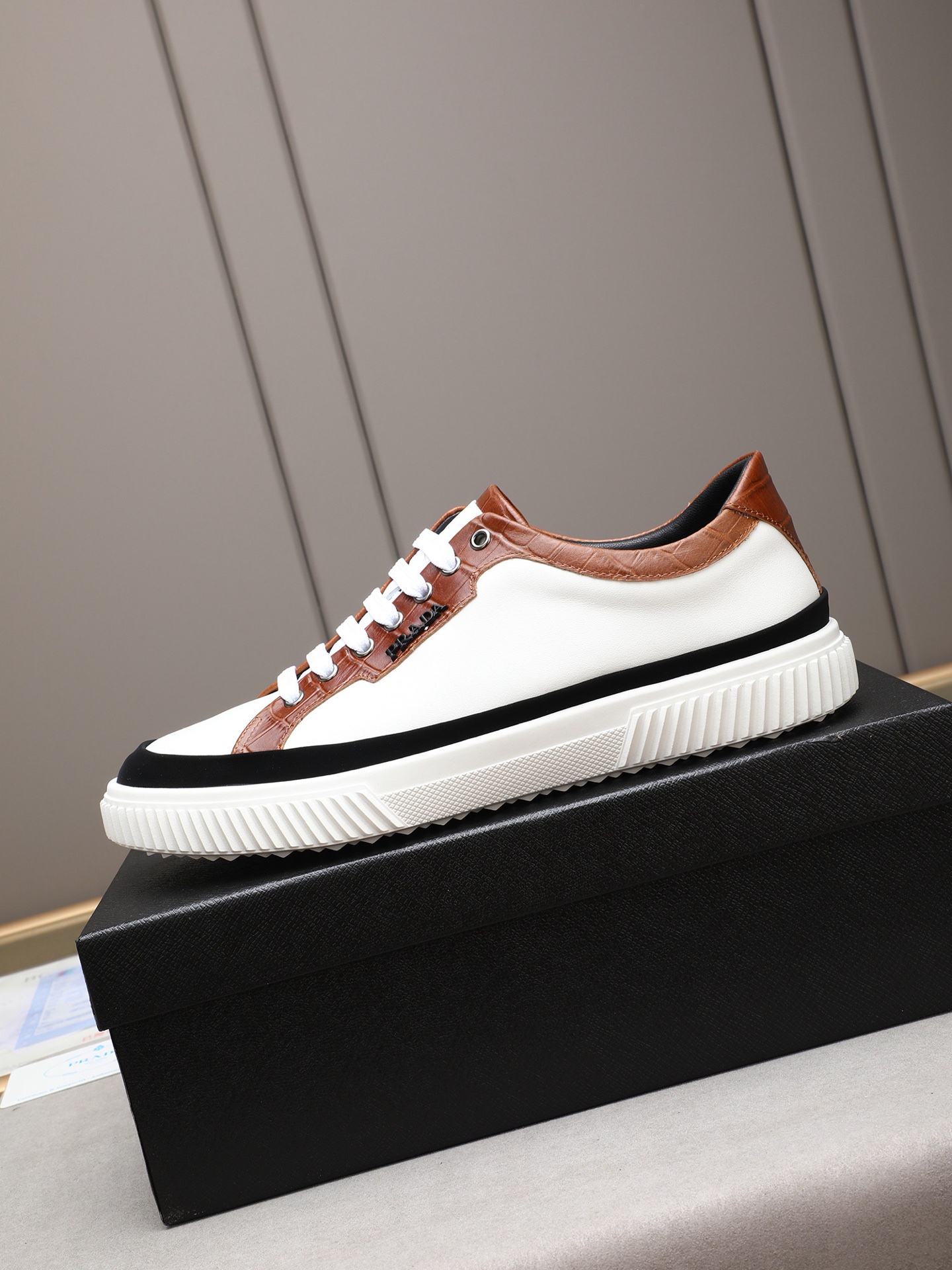 Prada Men's Leather Low-Top Sneakers Casual Fashion Sneakers. 7 i1746697590818 5982 0 5