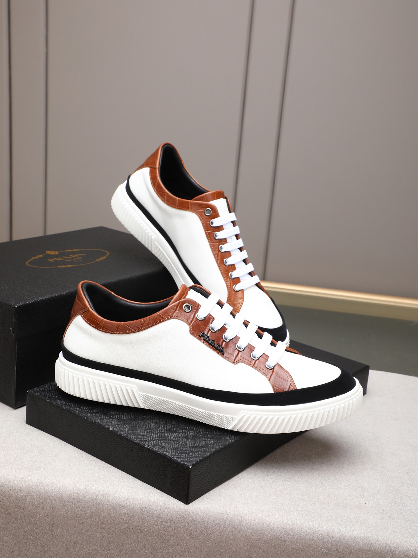 Prada Men's Leather Low-Top Sneakers Casual Fashion Sneakers. 5 i1746697590820 3770 0 3