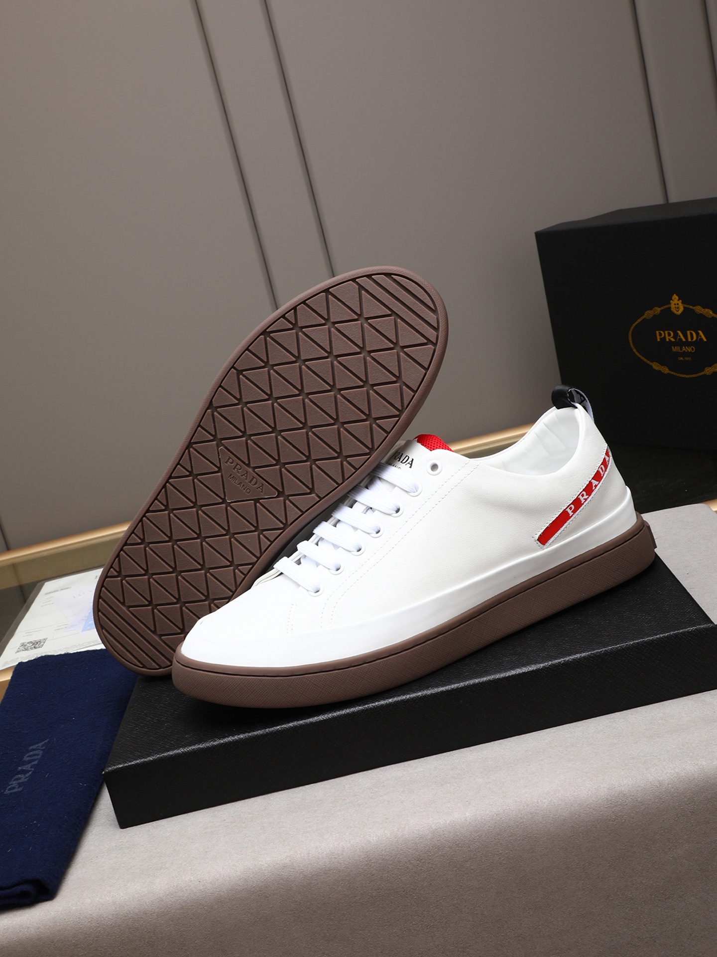 Prada Men's White Leather Low-Top Sneakers Casual Fashion Sneakers 4 i1746697844592 9022 0 2