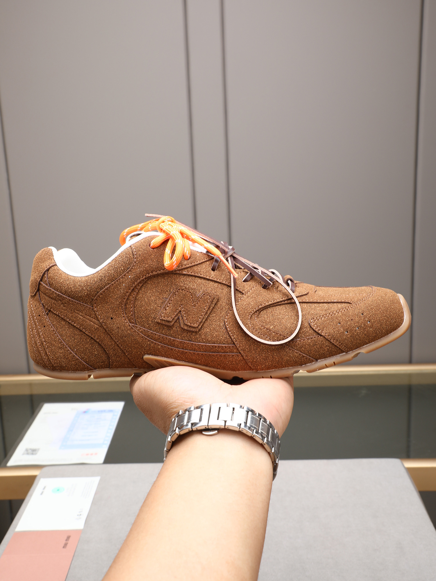 NO:284197,P Miao Miao MIUMIU 2025vs spring and summer new casual shoes series... The counter focuses on the latest styles, the newest casual shoes are available in the newest, and the purchasing level is!  Full of high-end feeling!  A popular model from domestic and foreign bloggers, retro and fashionable, beautiful!  The official website is the main model of the new casual shoes. The simple grating design, the recognizable tongue, and the foot is super sunny and youthful! The girlish taste is so girlish that it can make the casual shoes so sweet that only M can do it. The aura of the foot is so good, and the long skirt, shorts, and casual series can all be worn in a unique style. The age-reducing effect is very obvious. The noble temperament is versatile and fresh summer colors... Customized fabric original snake pattern leather breathable net. Customized inner original sheepskin breathable net. The original large sole original mold opening and anti-slip molding bottom. The original packaging is complete. The size of women 35-39 men 38-44,,miumiu, skirts, shorts, sheepskin19860909P 缪缪MIUMIU 2025vs春夏新款休闲鞋系列……  专柜主打最新款 休闲鞋硬货上新  代购级别！高级感十足！国内外博主刷爆的一款,复古又时髦上脚美炸了！官网主推款★ 新款休闲鞋简约的格板设计,极具辨识度的鞋舌,上脚超级阳光青春! 少女味一足,能把休闲鞋打造的如此甜美,只有M才能做到了,上脚气场一足,随意搭配,长裙,短裙,短裤,休闲系列都能穿出与众不同的风格,减龄效果非常明显,高贵气质百搭型,清新的夏季色彩……  面料定制原版蛇纹皮透气网 内里定制原版羊皮透气网 大底原版开模防滑成型底 包装原版全套包装 码数女35-39男38-44,,miumiu,skirts,shorts,sheepskin,Men's shoes