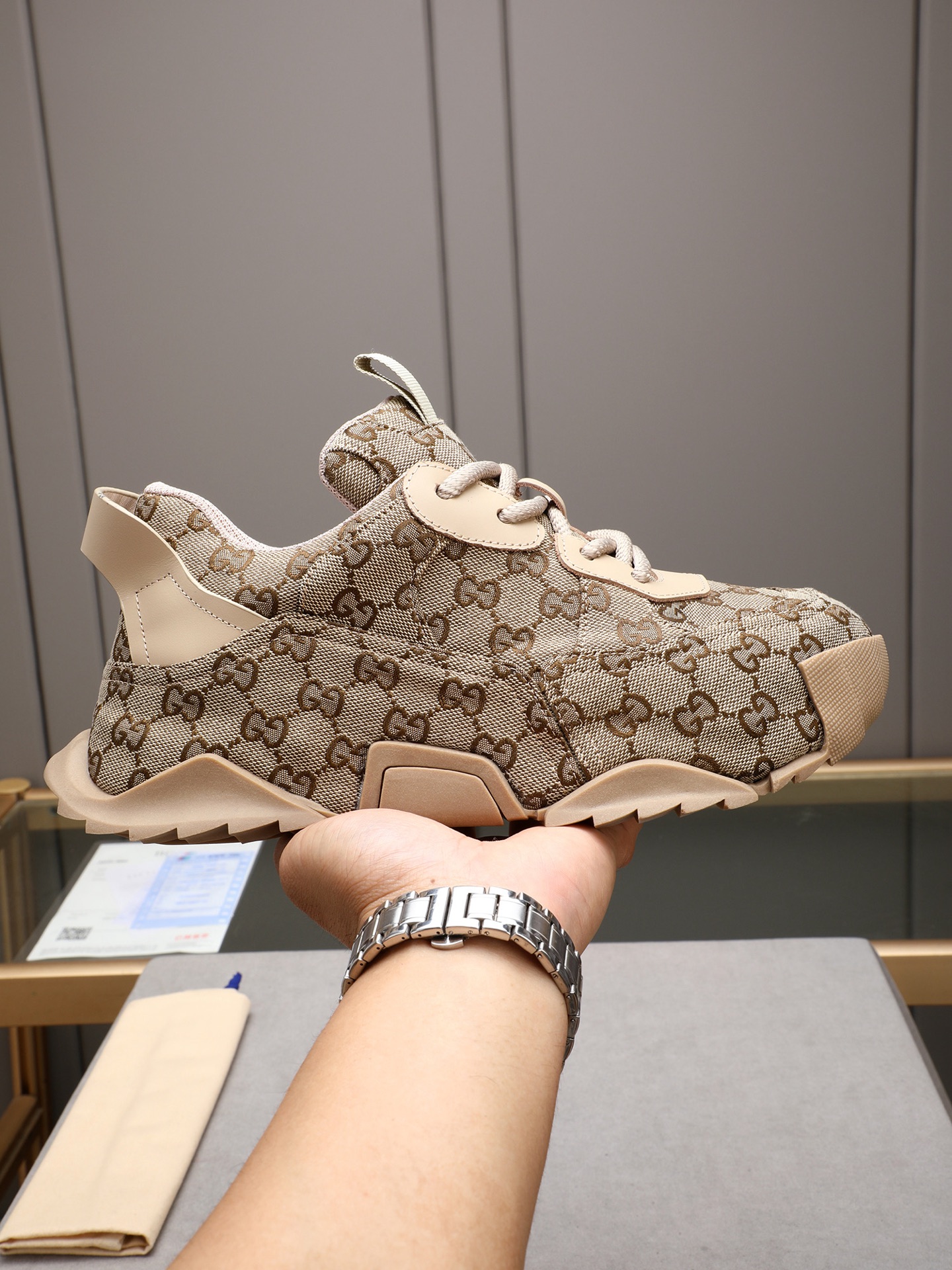 NO:284202,P Guqi has a novel and fashionable style, and the upper is imported cowhide   Guqi special material!  Super trendy design!  It makes people shine!  The leather is soft, delicate, shiny and transparent, showing the ultimate pure handicraftsmanship, and the feet on the net are soft, comfortable and breathable!  Size39-44 (38 45 customization), cowhide19860909P 古奇款式新颖时尚,鞋面采用进口牛皮  古奇专用材料！超潮设计！让人眼前一亮！皮质柔软细腻光泽透亮,彰显极致纯手工工艺,网里上脚柔软舒适透气！Size39-44（38 45定制）,,cowhide,Men's shoes