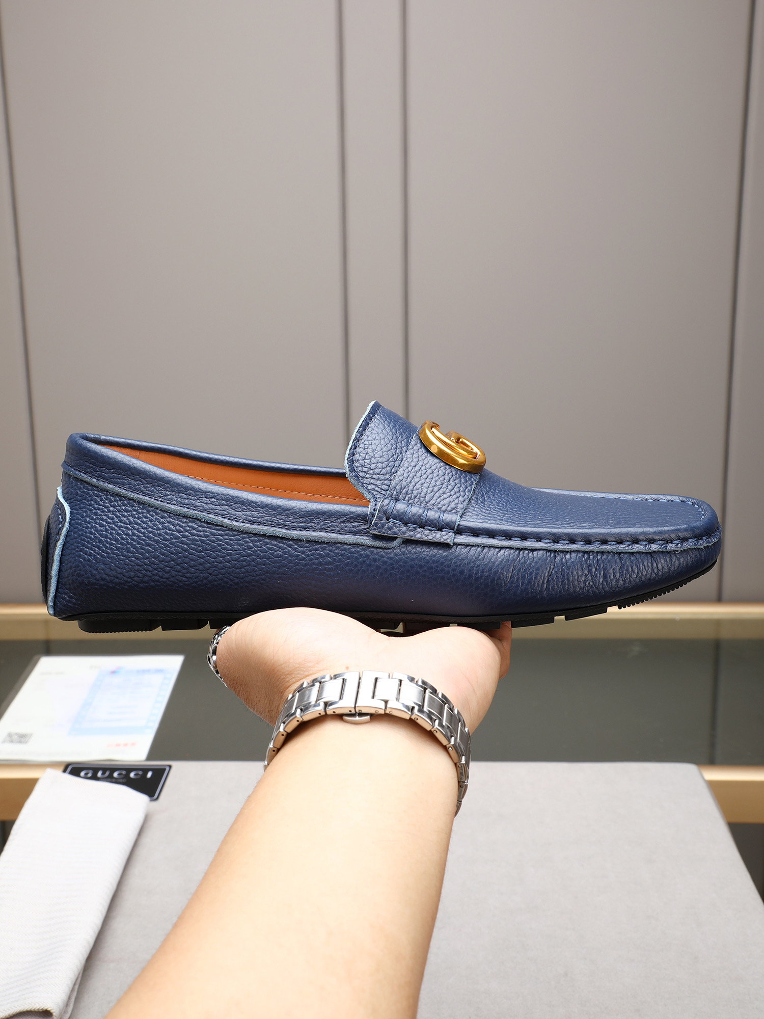 NO:284506,PP [Real leather bean doodle shoes - already available] Real-life full-skin selling bean doodle shoes Gucci new bean doodle shoes, full charming luxury style gentleman shoes imported beef head layer leather; inner spring sweat-absorbing leather. Outsole brand outsole, bottom last line never degummed; matched with classic Gucci exquisite hardware buckle pair shoes, fashionable and casual without losing high-end style; standard 38-44 (45 46 47 can be customized) black, blue, gucci19860909PP【真皮豆豆鞋-已备大货】实拍全皮爆卖豆豆鞋古驰新款豆豆鞋 魅力十足 奢华风格绅士鞋 面进口牛头层皮；内里春季吸汗皮里 .大底品牌大底,底部套楦车线永不脱胶； 搭上经典古驰精致五金扣整对鞋时尚休闲而不失高端风范；标准38-44（45 46 47可订做）黑色、兰色,,gucci,Men's shoes