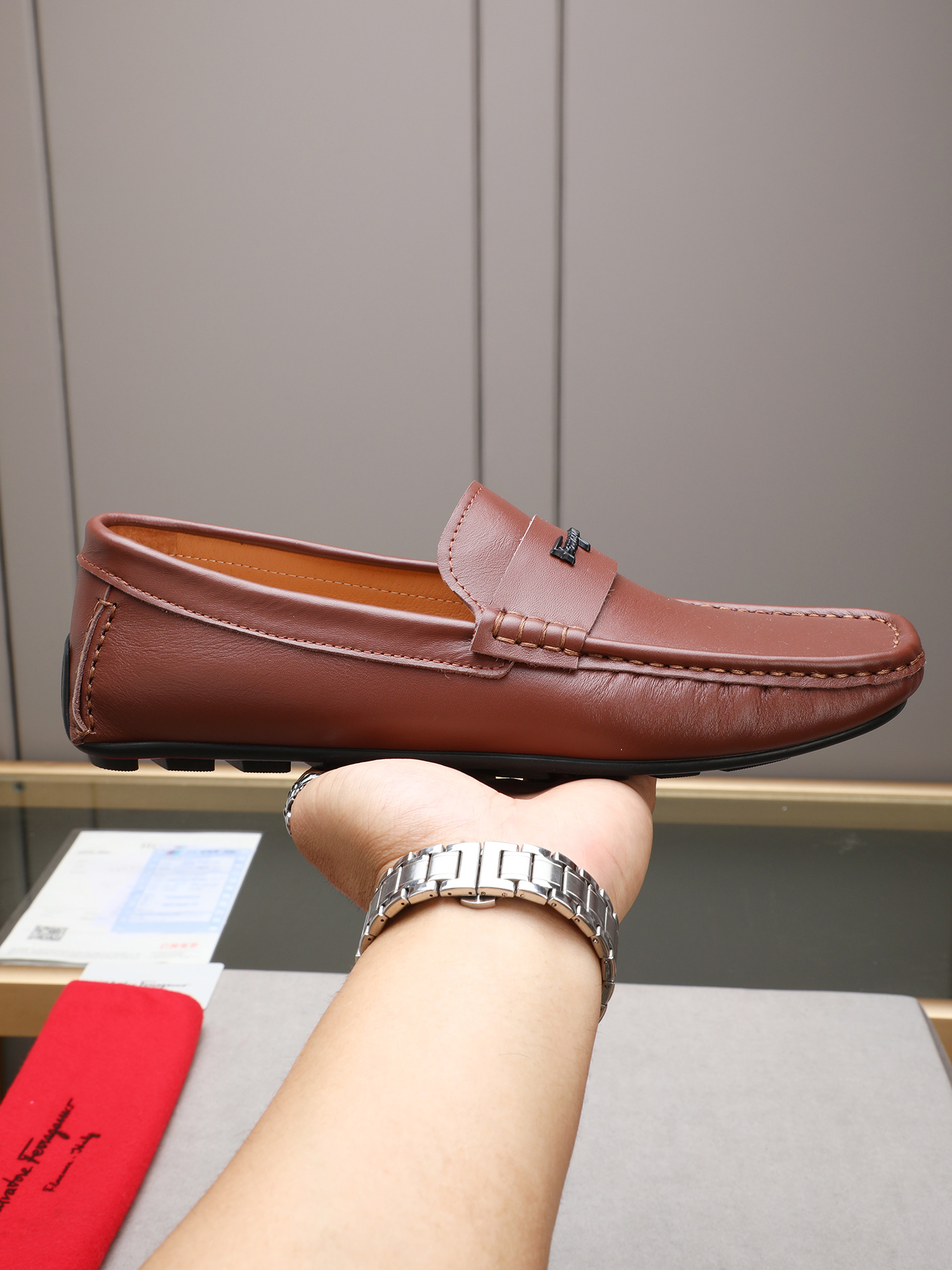 NO:284508,P [Upgraded version of super soft leather beans shoes are constantly in stock for many years] Real-life shot full-length beans shoes Ferragamo new beans shoes are full of charm, luxurious style gentleman shoes, imported cowhead layer soft cowhide, sweat-absorbing leather inside, outsole, super soft and wear-resistant pairs of shoes, fashionable and casual without losing their high-end style; standard 38-44 (45 46 47 can be customized) classic color selection!  , ferragamo,cowhide19860909P【升级版超软真皮豆豆鞋长年不断货】实拍全皮爆款豆豆鞋菲拉格慕新款豆豆鞋魅力十足 奢华风格绅士鞋 面进口牛头层软牛皮,内里吸汗皮里 .大底,超软耐磨搭上精致五金扣整对鞋时尚休闲而不失高端风范；标准38-44（45 46 47可订做）经典色选！,,ferragamo,cowhide,Men's shoes