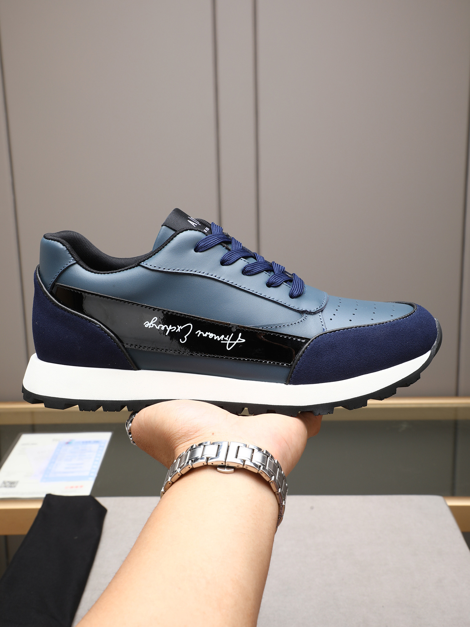 NO:284907,P Emporio Armani, the latest product in 2025, a super stylish casual shoe!  Selected top-layer calfskin breathable mesh with exquisite craftsmanship pattern decorative logo, AX iconic logo on the side is very domineering!  Beautiful!  Number of codes 38-44 (45 customized) 3 colors to choose!  ,armani,cowhide19860909P Emporio Ar阿玛尼,2025最新品,,超级有范儿的一款休闲鞋！精选头层小牛皮透气网里鞋舌精致工艺图案装饰logo,侧面AX标志性logo霸气十足！上脚帅气！码数38-44(45定做)3色选！,,armani,cowhide,Men's shoes