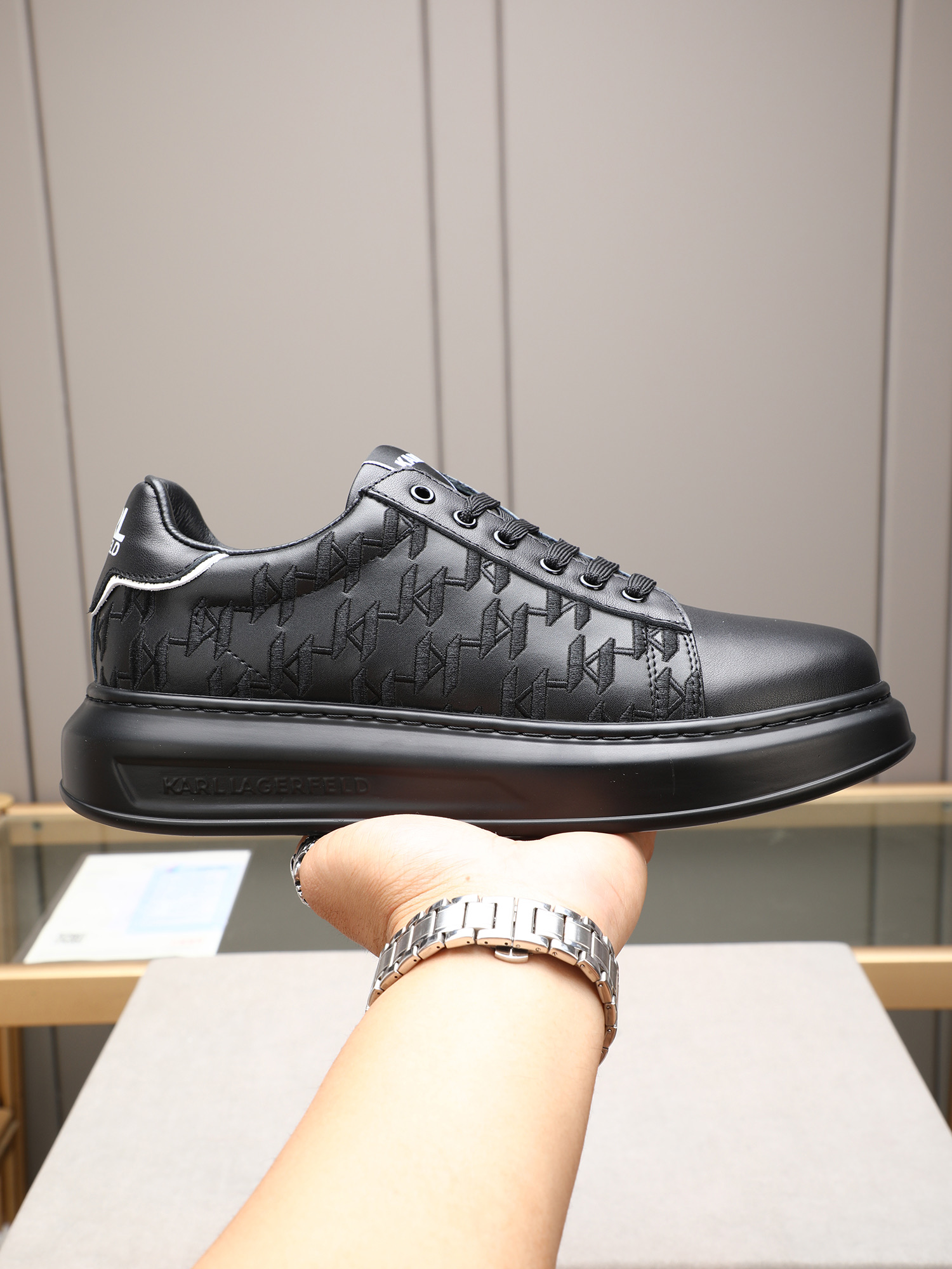 NO:284915,P [Embroidery Craft Couple Model] Karl Laffer Seiko Customized Listing, Brand Letter Craftsmanship embellishes beautiful and luxuriously shining, exquisitely made by many people, using high-end imported cowhide, Yangli brand bottom!  Perfect interpretation of the latest inspiration for shoes, classic and fashion blending luxury dreams lead to fashion high-end quality, size number men 38-44 (45 custom made) women 36-39 (40 custom made), cowhide19860909P【刺绣工艺情侣款】卡尔老佛爷 精工定制上市 品牌字母工艺点缀绝美奢华闪耀 精湛的做众多人至爱采用高端进口牛皮 羊里 品牌大底！完美诠释鞋履最新灵感 经典与时尚融为一体奢华迷梦驾凌时尚高端品质 码数男38-44（45定做）女36-39（40定做）,,cowhide,Men's shoes