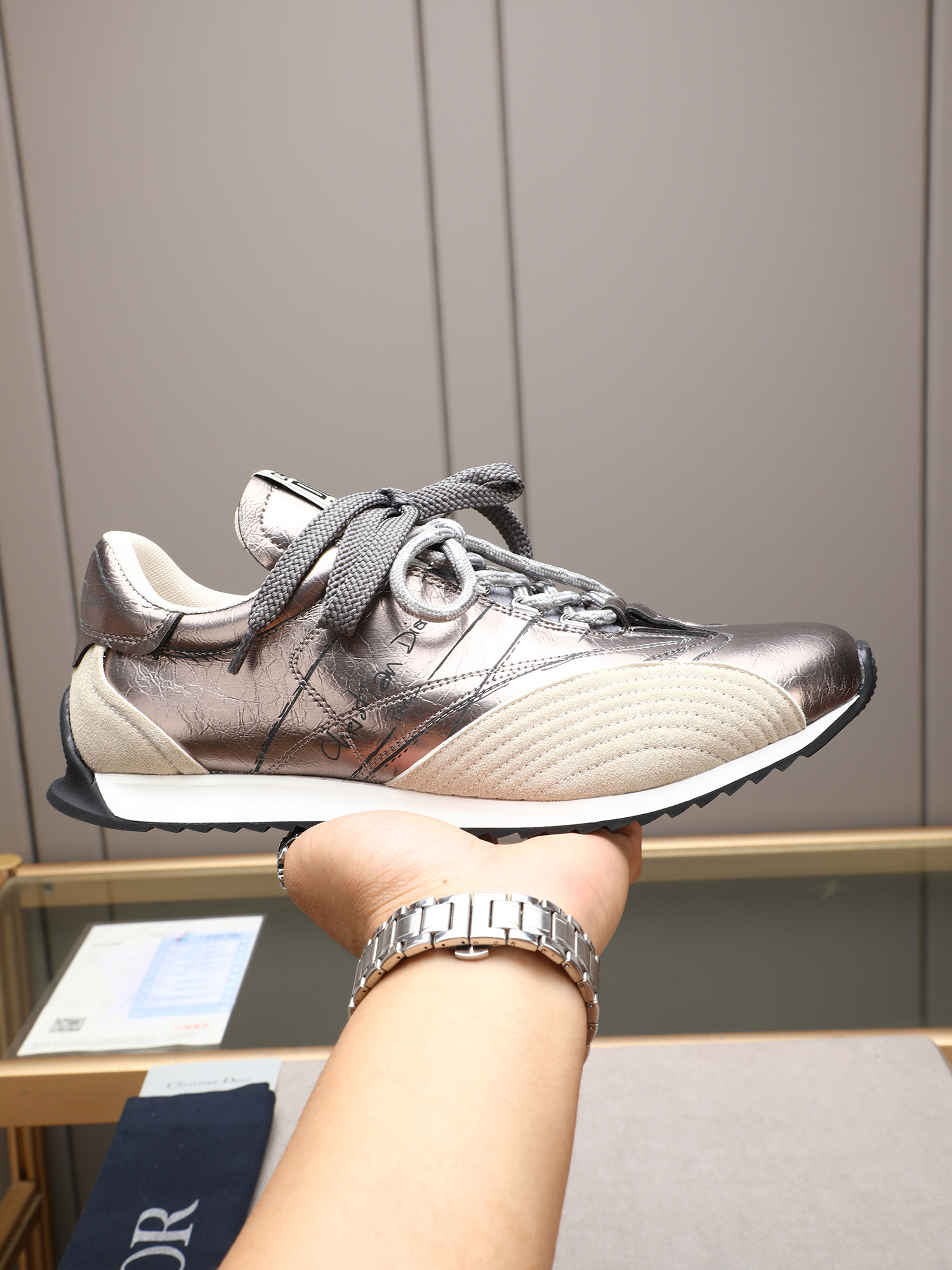 NO:347405,P Dijia First made a wonderful debut at Dior 2025 spring and summer ready-to-wear series launch show, reinterpreting the classic logo from the high-order perspective of Dior. Cowhide with two-color shoelace details complements the front pair of laces and breathable net. The Christian Dior Paris logo's two-color shoe tongue with rubber soles can be matched with various casual styles this season to add a classic style. Size 38-44 (45 46 customized) Multi-color selection, dior, dior, dior, cowhide19860909P 迪家First于迪奥二零二五春夏成衣系列发布秀精彩亮相,以Dior 的高订视角重新诠释经典标识.牛皮搭配双色鞋带细节,与正面的双鞋带相得益彰透气网里,Christian Dior Paris 标志的双色鞋舌搭配橡胶鞋底,可与本季的各式休闲造型搭配,增添经典格调. 码数38-44(45 46定做) 颜色多色选,,dior,dior,dior,cowhide,Men's shoes