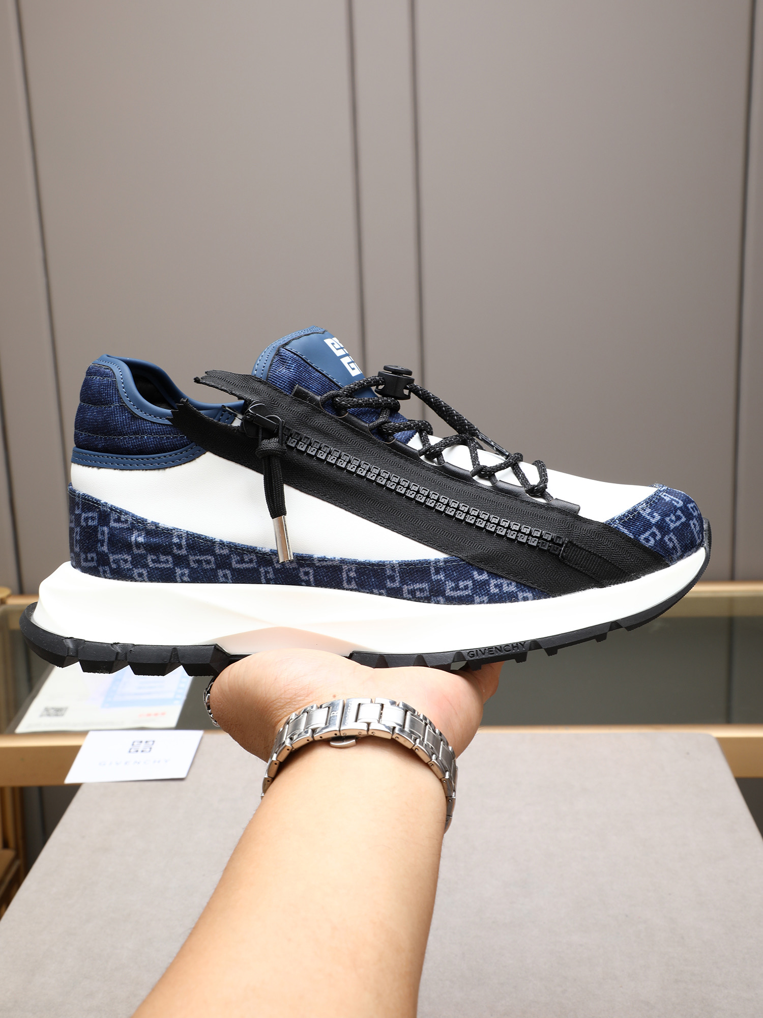 NO:347422,P G I V E N C H Y Givenchy 2025 new model, counter synchronization, everyone has a pair, not to be missed, buy the counter version, completely 1:1, custom-made top version, original display provides comparison, let the big products be different from the original (real objects and pictures to witness 1 fabric original top layer cowhide punching 2 inner breathable inside! Dry and comfortable 3 soles genuine exclusive private mold anti-slip wear-resistant sole [Size] number 38-44. Customized 45, given, cowhide19860909P G I V E N C H Y 纪梵希2025新款 专柜同步 人手一双 不容错过 专柜买版 完全1:1 开模定制顶级版本 原版展示提供对比 让大货做到和原版0区别（实物和图片来见证1面料原版头层牛皮冲孔 2内里透气里！ 干爽 舒适3鞋底正品独家私模防滑耐磨大底【Size】码数38-44. 可定做45,,givenchy,cowhide,Men's shoes