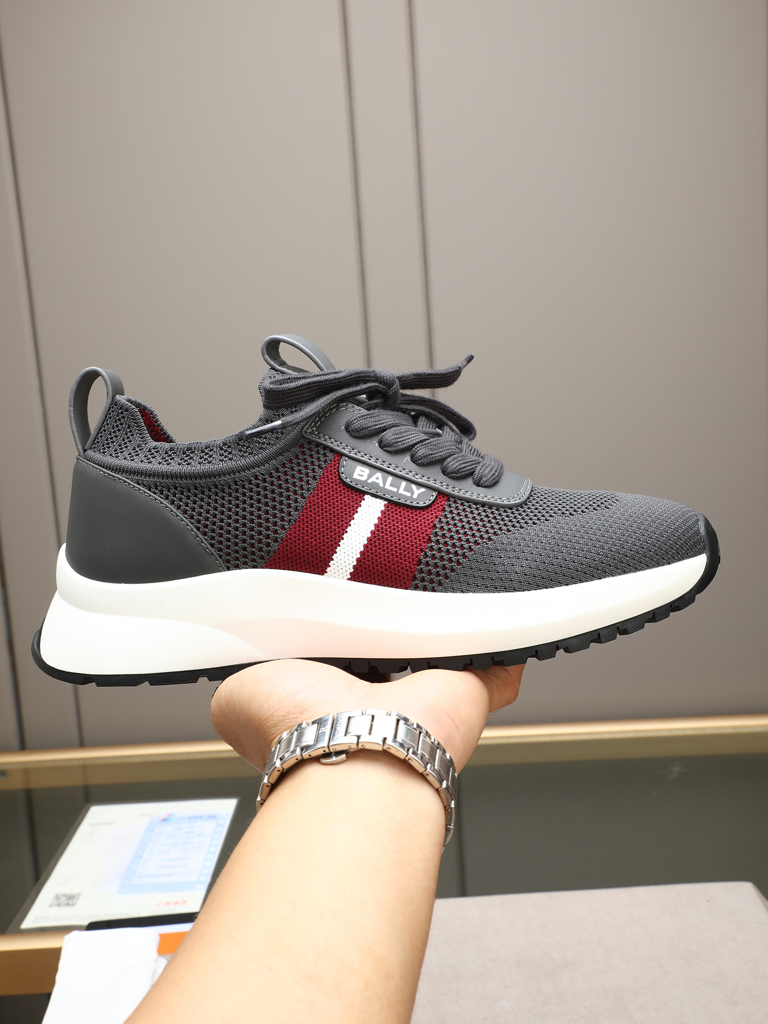 NO:350941,P Ball*Balley's new Davyn sports shoes, soft and breathable elastic flying upper fits like socks. This model comes from Bally running style Outline series. It has ultra-light rubber sole and Vibram Megagrip outsole. Bally1851 letters on the back. The whole pair of shoes is casual and comfortable. Size: 38/39/40/41/42/43/44 (45 customized) Original box packaging,,bally,socks19860909P Ball*巴利新品Davyn运动男鞋柔软透气的弹力飞织鞋面 如同袜子般合脚 这款出自Bally跑步风格Outline系列 有超轻橡胶鞋底和 Vibram Megagrip 外底 背面饰有 Bally1851字母 整双鞋子休闲舒适 码数:38/39/40/41/42/43/44(45定做) 原盒包装,,bally,socks,Men's shoes