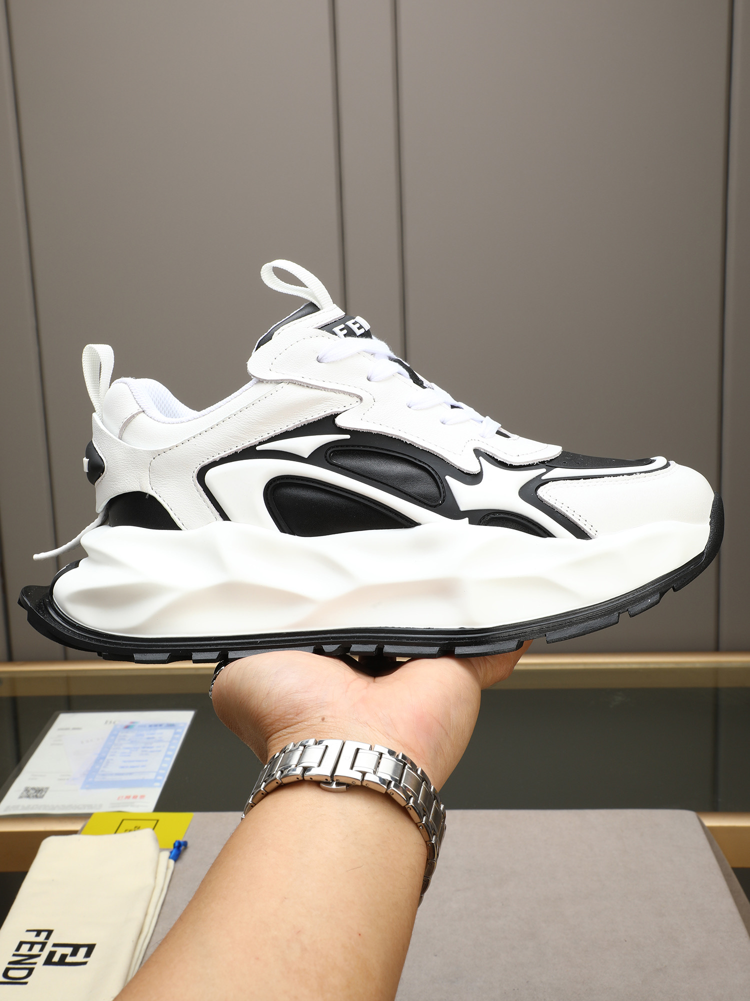 NO:350959,P New FD casual sneakers, the wavy sole is engraved with F. The heel is embossed with embossed Fend* Flow. The upper is unique and innovative in cowhide joints!  Ultra-light wear-resistant EVA sole, overall light and comfortable!  Size39-44 (38 45 46 customized), fendi, sneakers, cowhide19860909P 新品FD休闲运动鞋,波浪形鞋底刻有F字样.鞋跟饰有凸纹压花Fend* Flow字样.鞋面牛皮接拼独特创新！超轻耐磨EVA鞋底,整体轻便舒适！Size39-44（38 45 46定做）,,fendi,sneakers,cowhide,Men's shoes